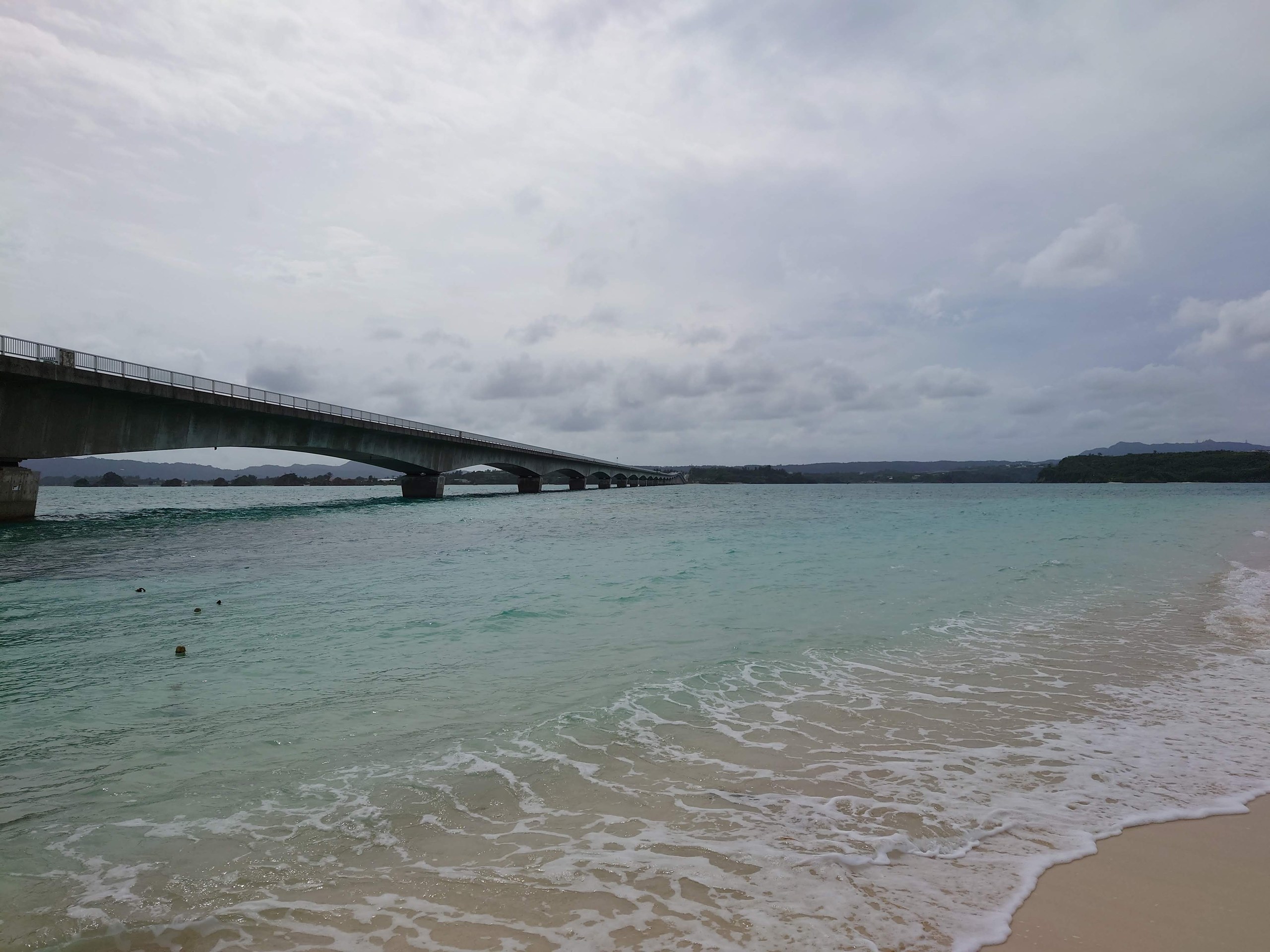 白い砂浜と古宇利大橋