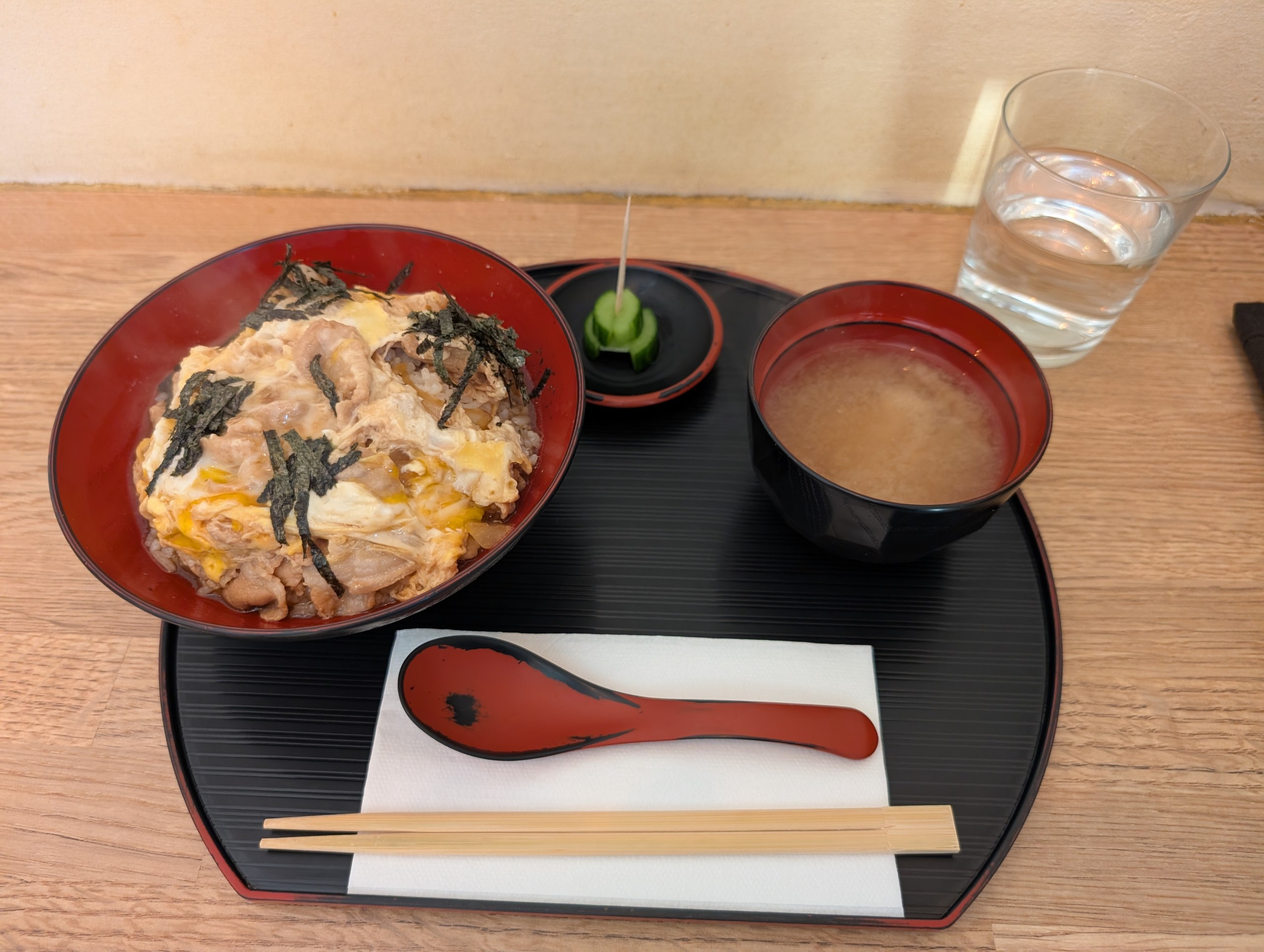 豚肉と卵の丼と、みそ汁の定食