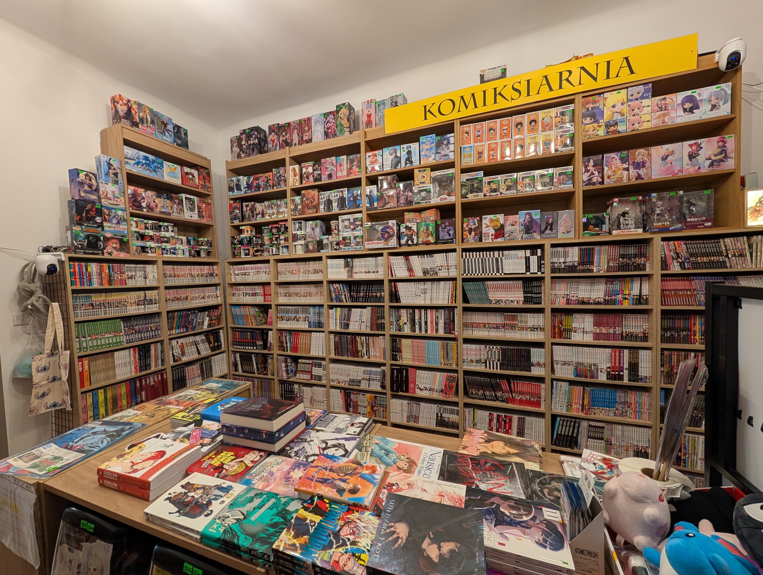 マンガがぎっしり並ぶ、マンガとゲームの店
