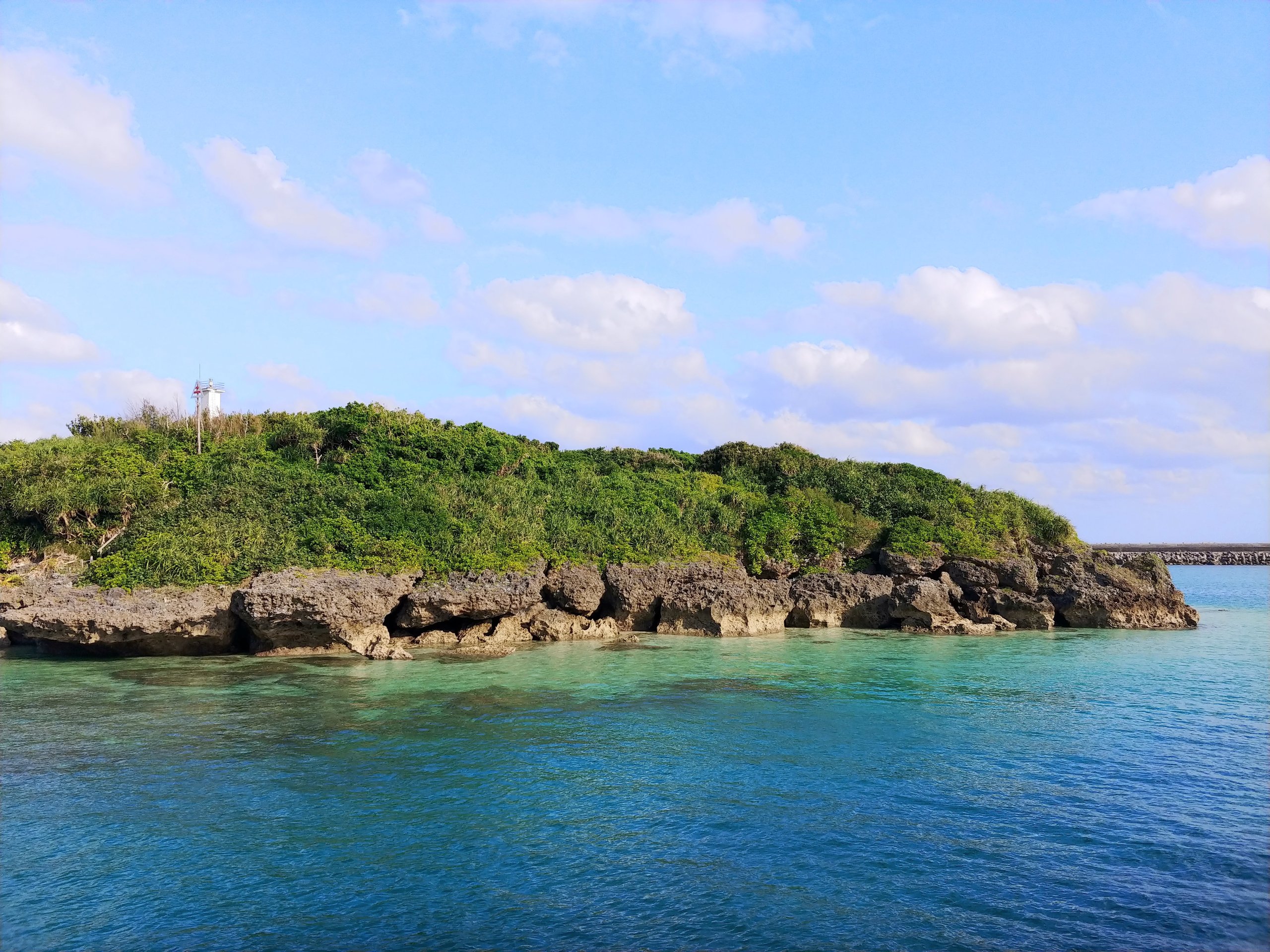 フェリーから見た久高島の岬