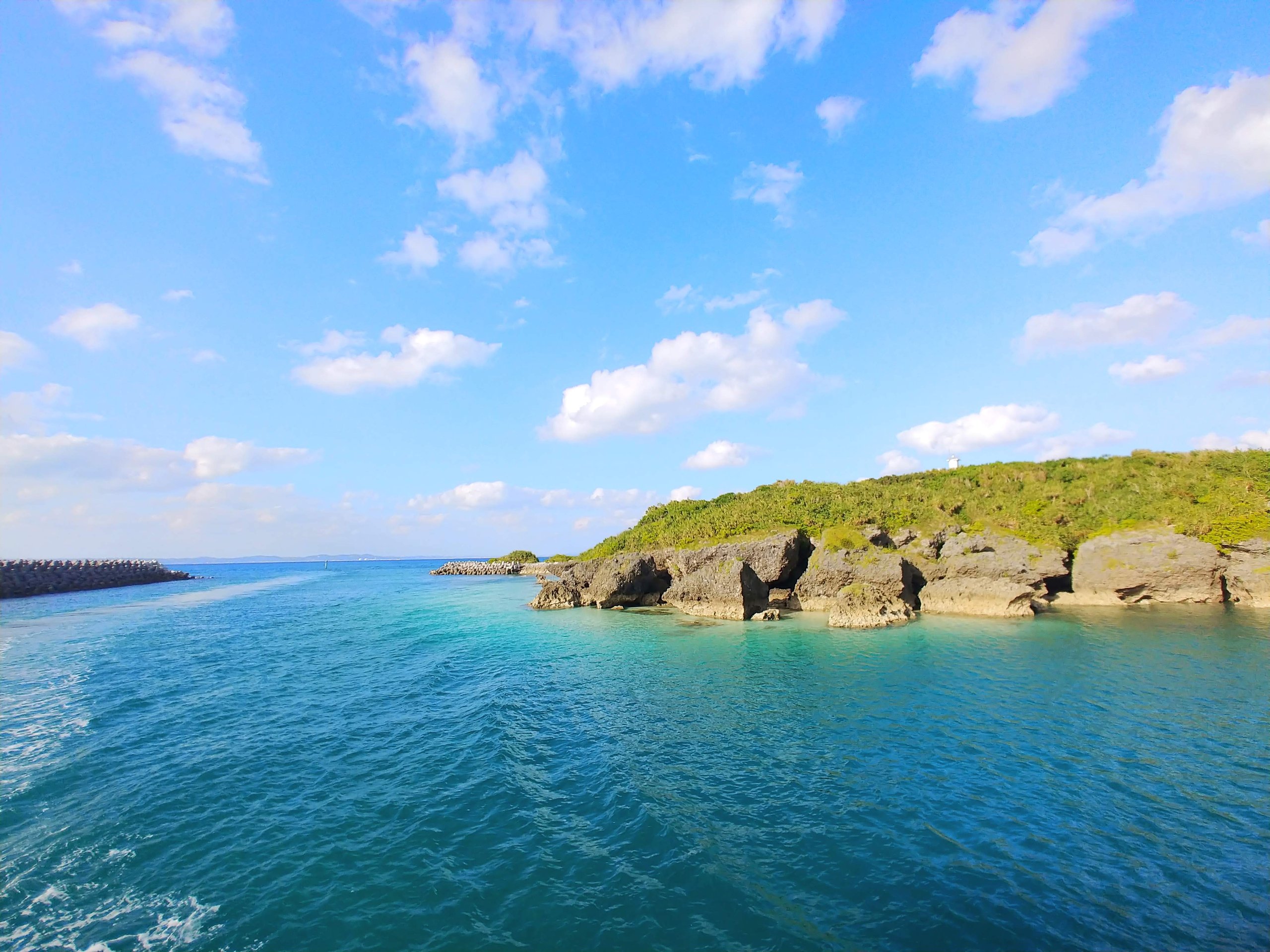 エメラルド色の海と久高島の岩場