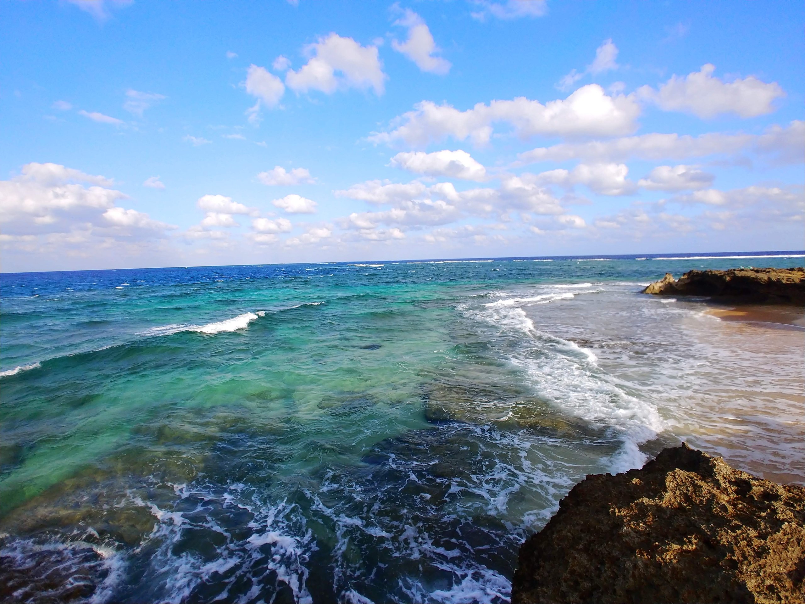 リーフに砕ける波と青い海