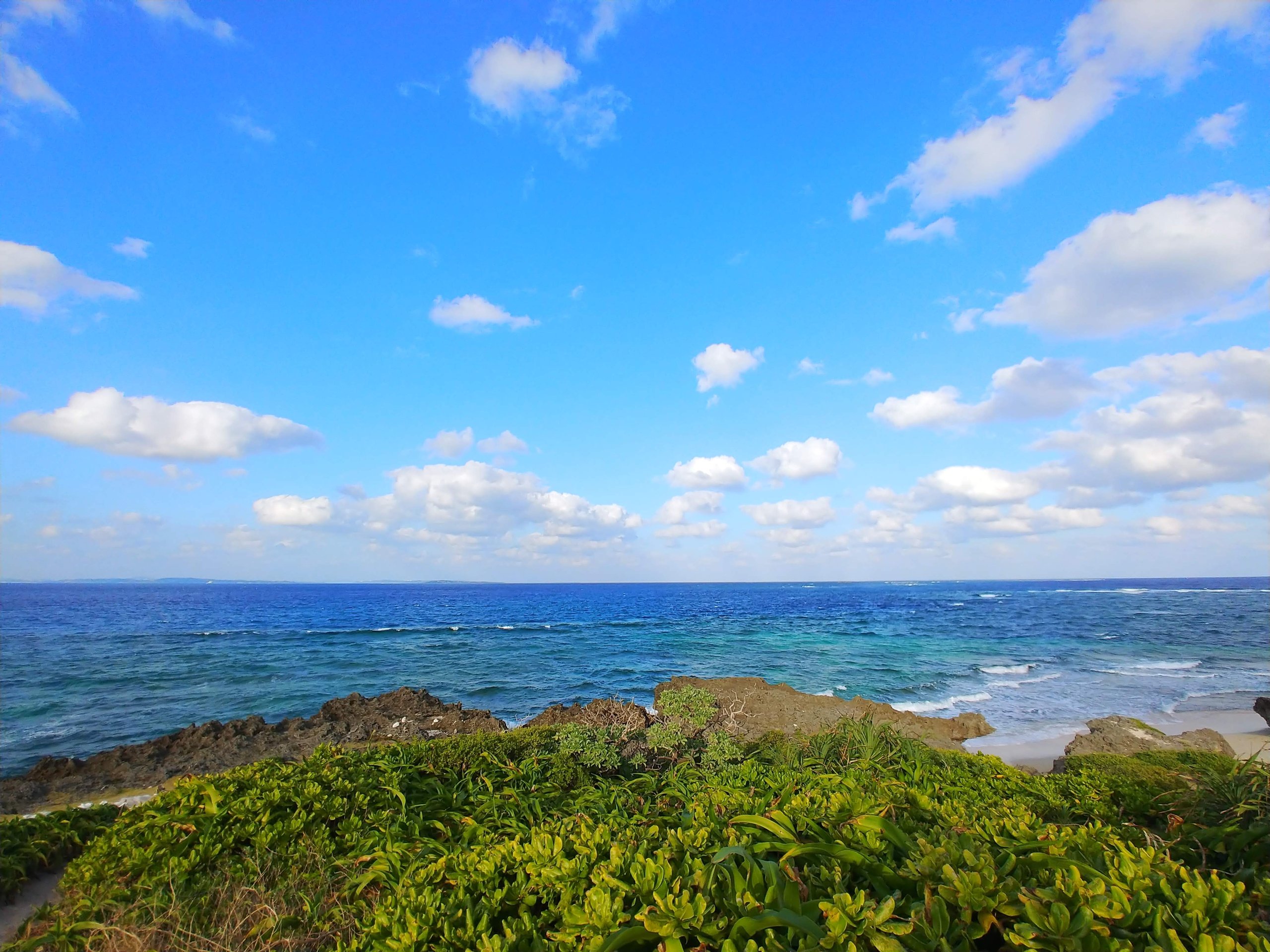 岩場の向こうに広がる海