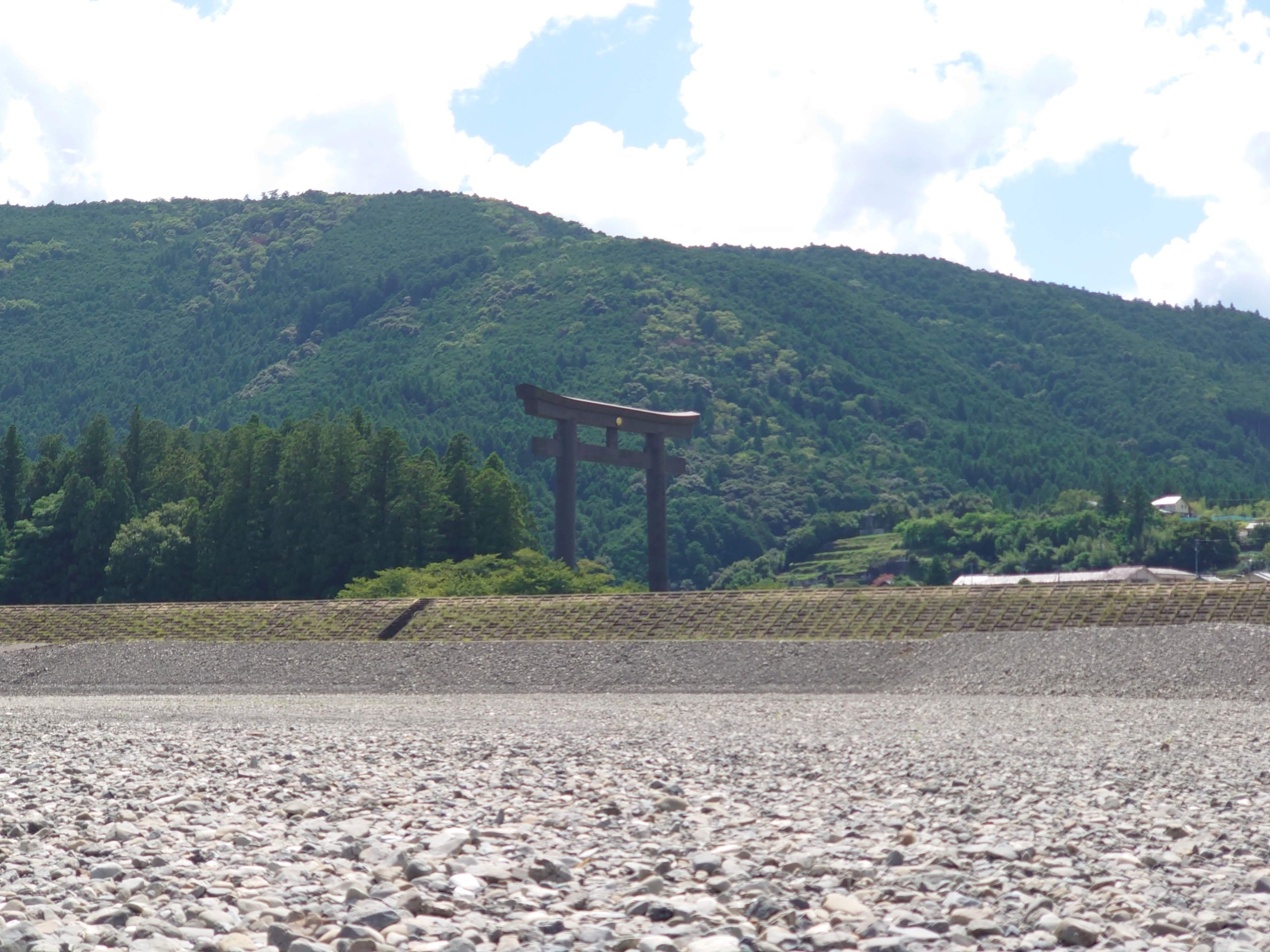 川原の先、山すそに小さく見える大鳥居