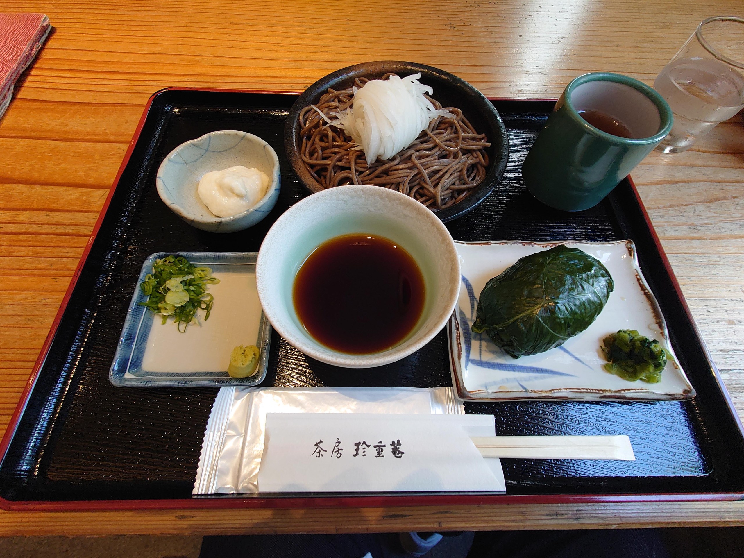 ざるそばと、高菜の葉で包んだめはり寿司の定食