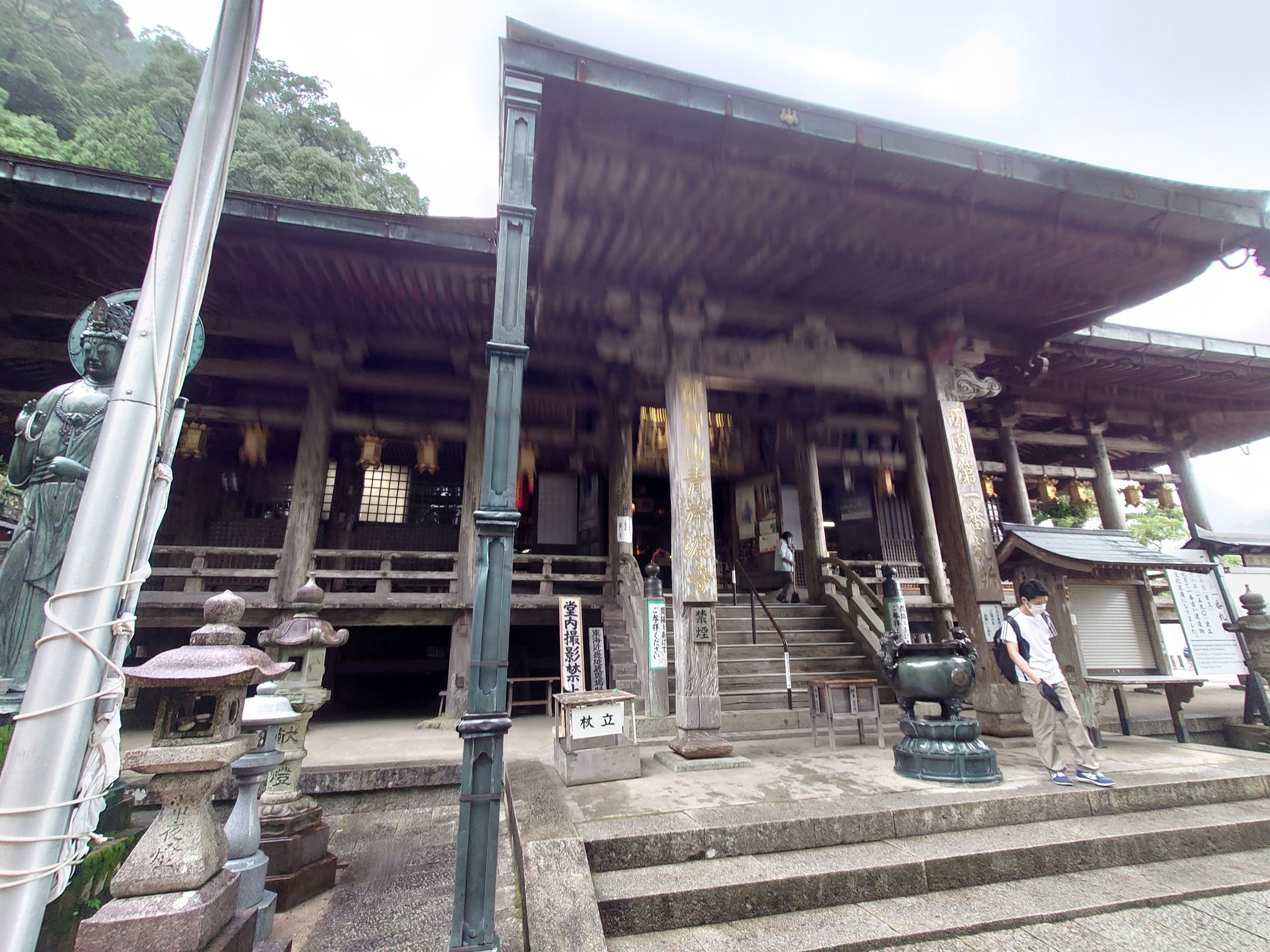 雨上がりの、青岸渡寺の本堂