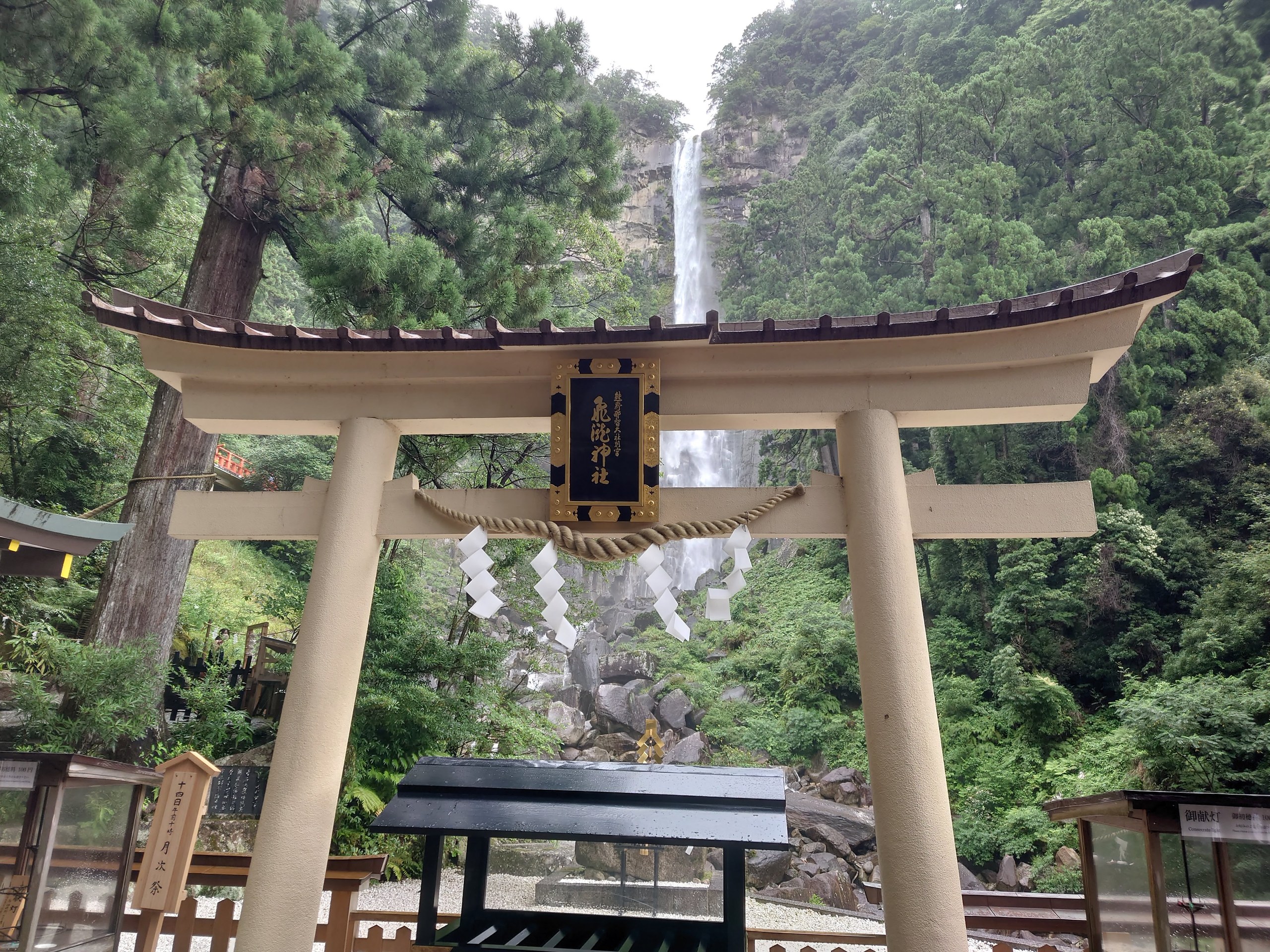 岩肌を一筋に落ちる那智の滝と、手前の岩場