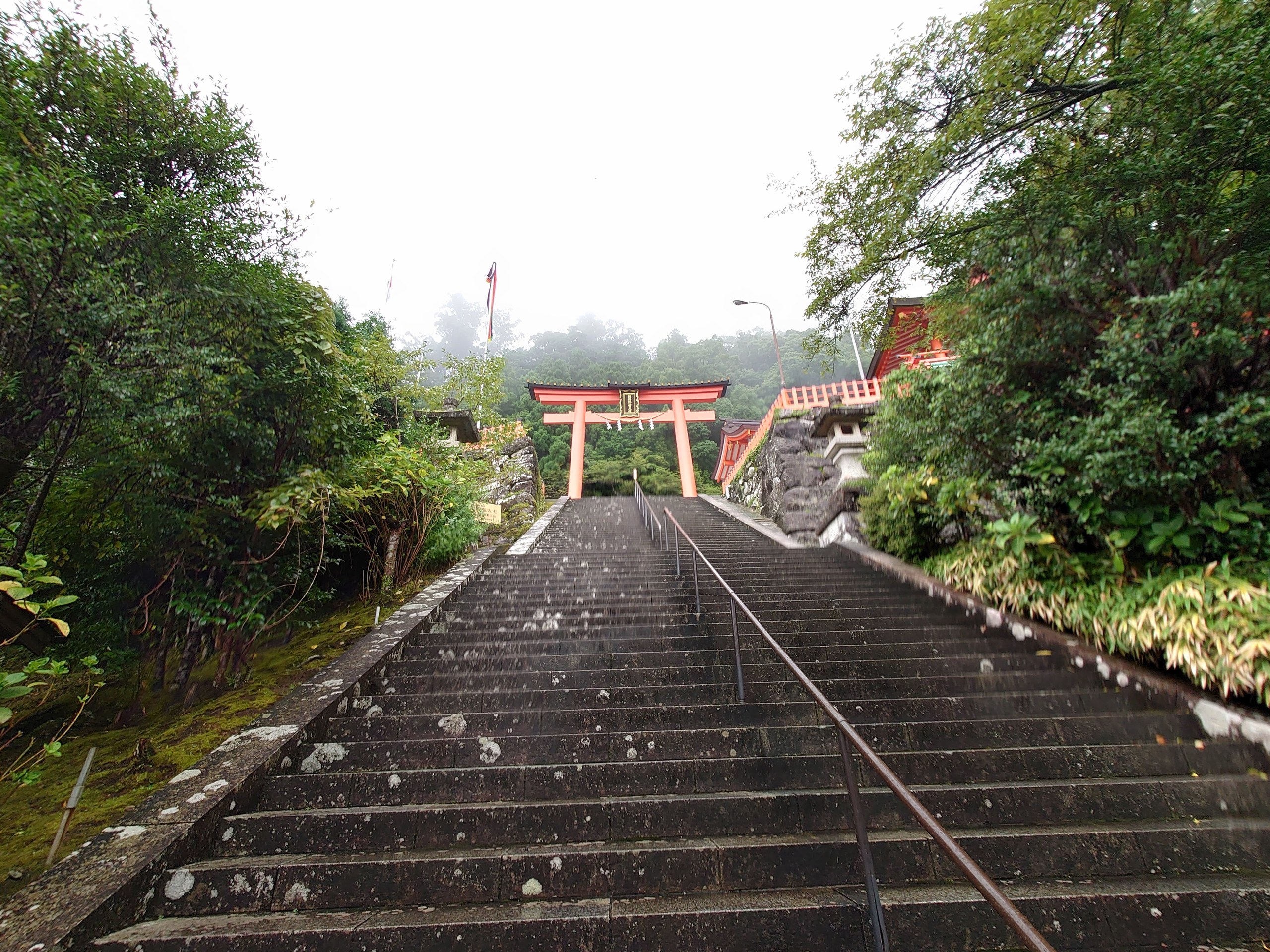 朱色の鳥居へ向かって続く長い石段