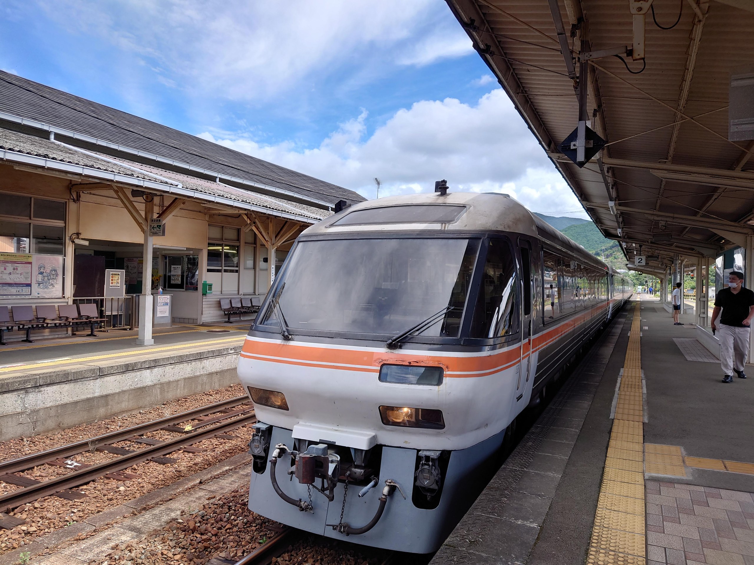 駅のホームに停まる、特急南紀の車両
