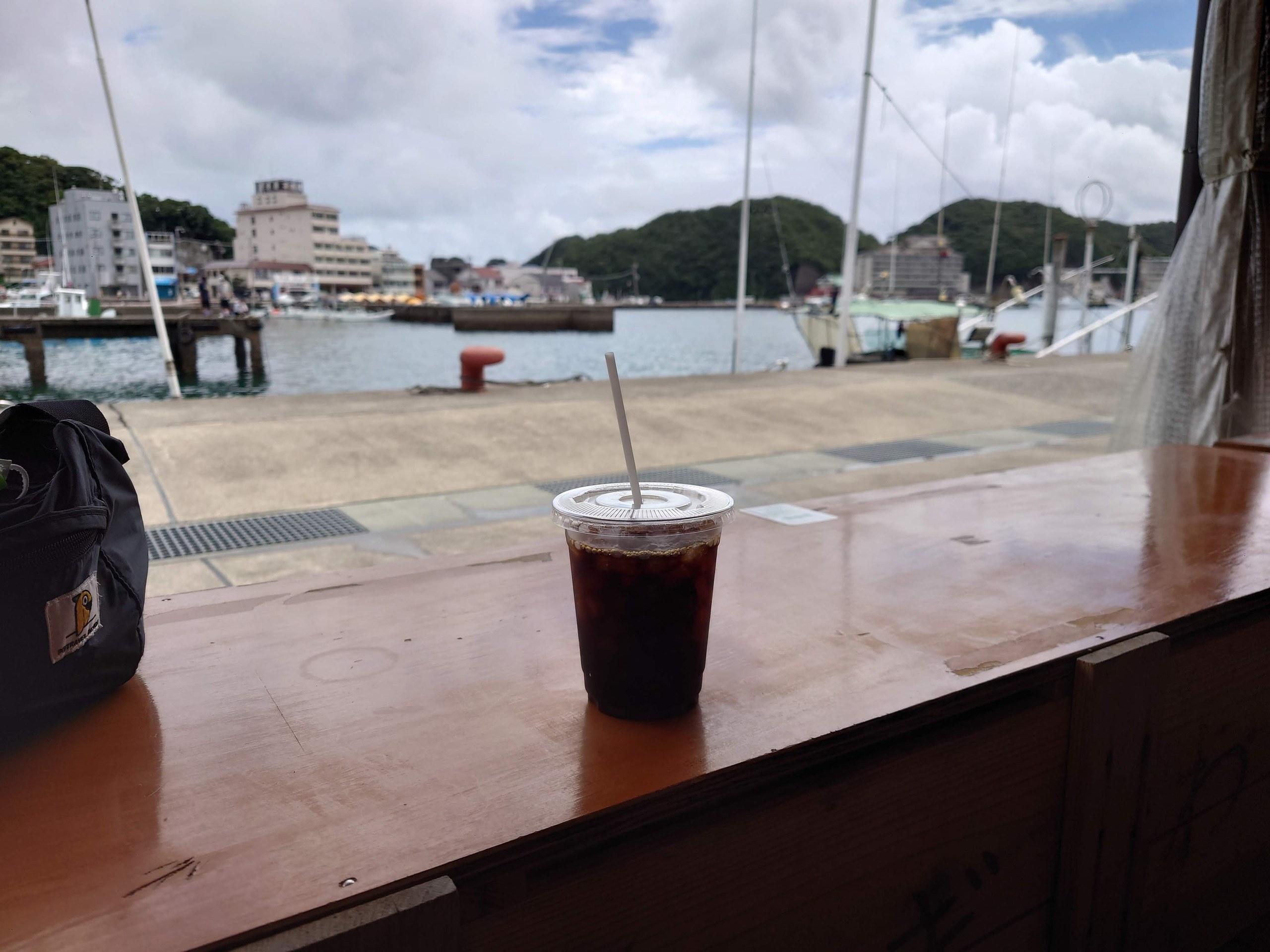 港を見渡すカウンター席のアイスコーヒー