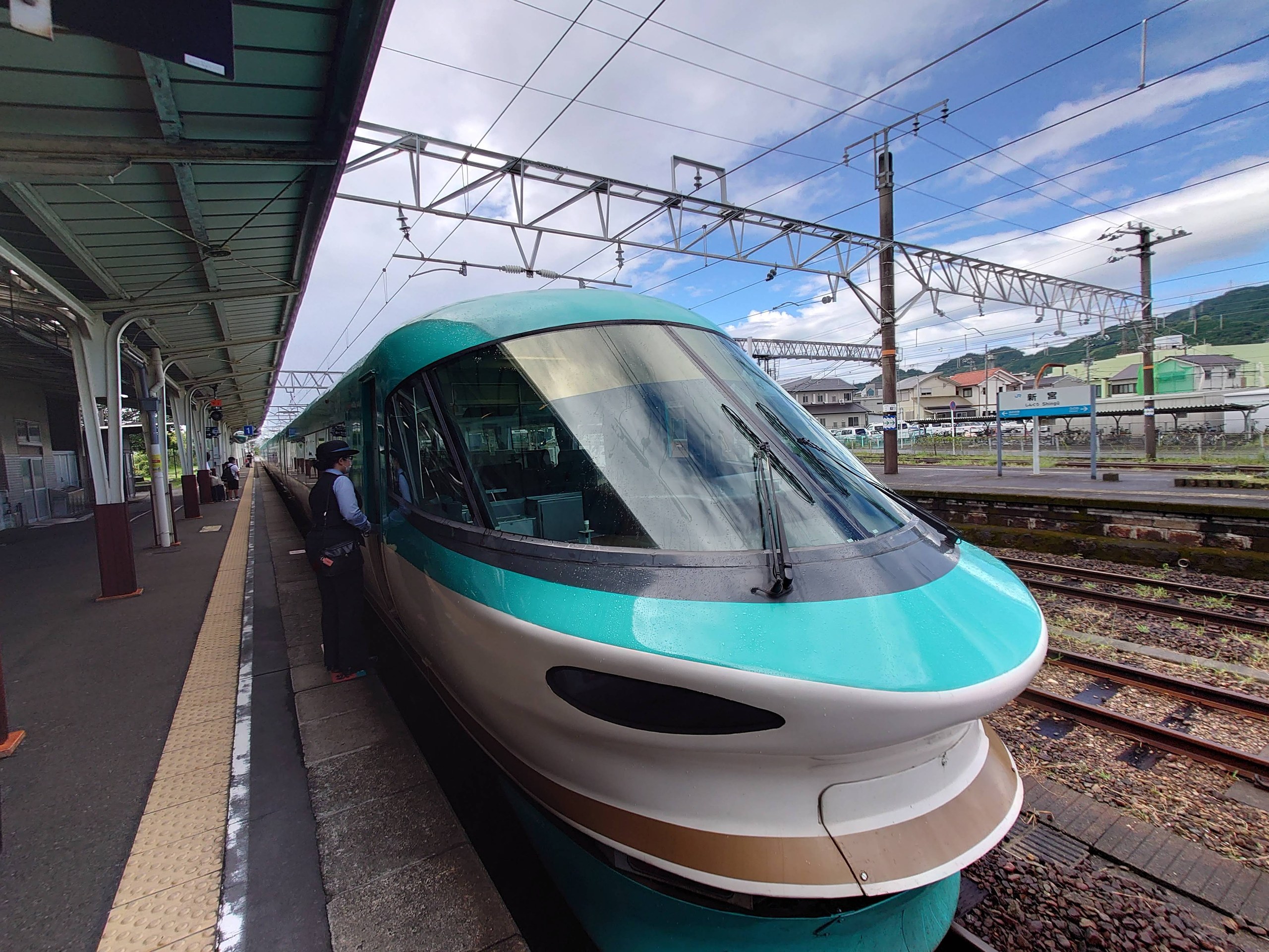 ホームに停まる、特急くろしおの白と青緑の車両