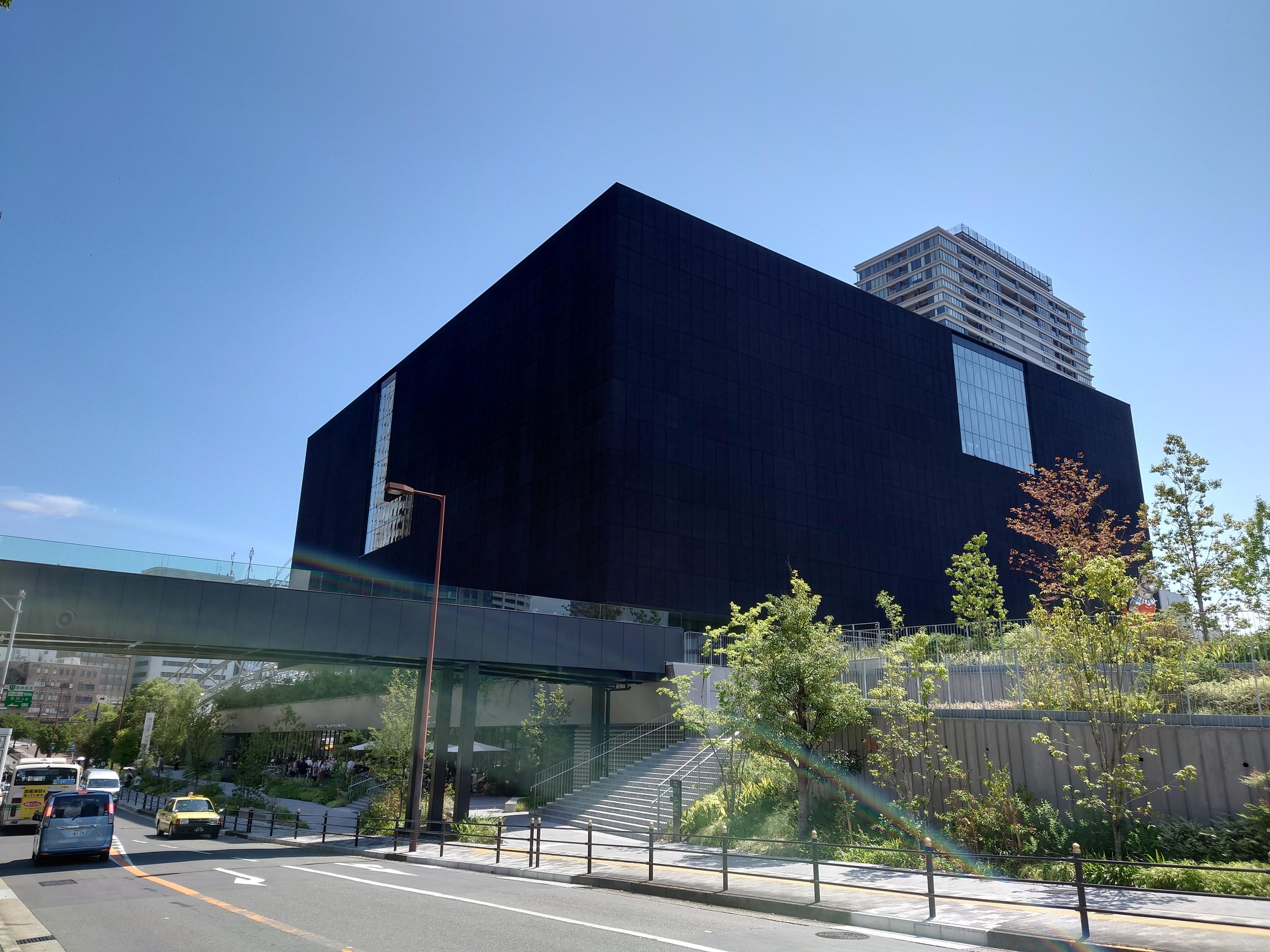 真っ黒な箱のような、大阪中之島美術館の外観