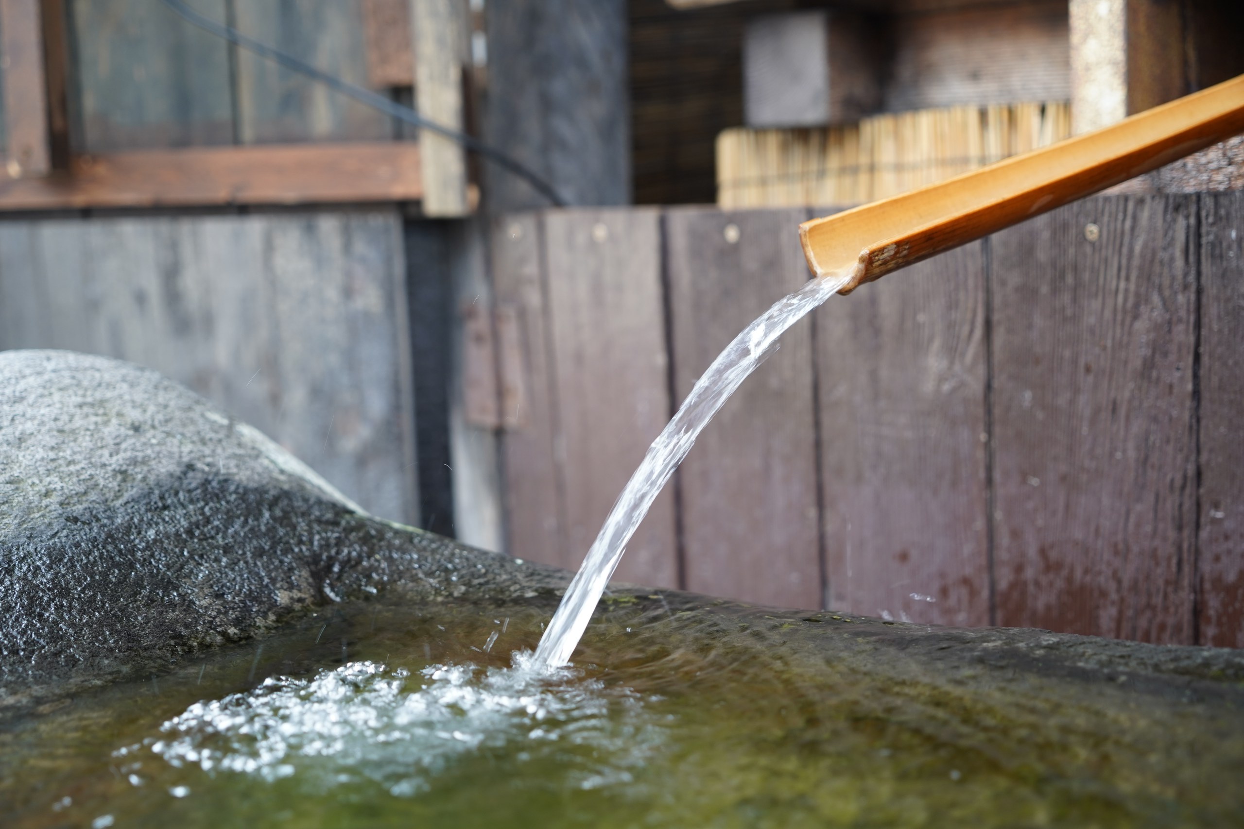 蔵で流れる仕込みの水