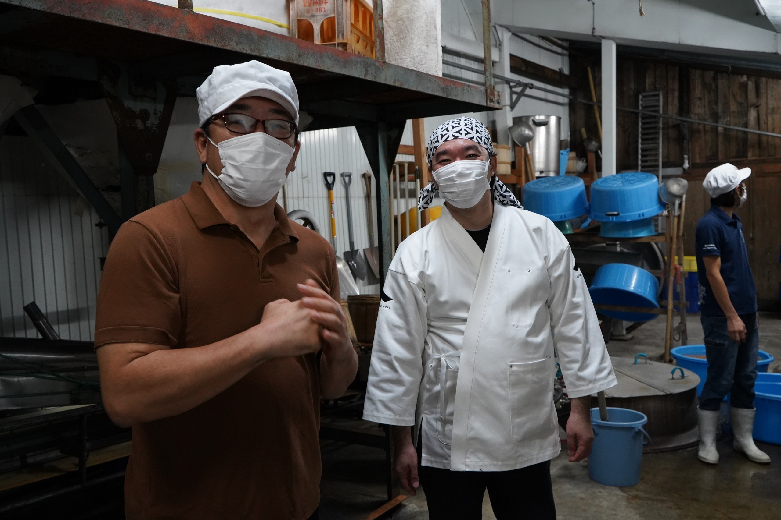 橘倉酒造の社長と作業着姿の私