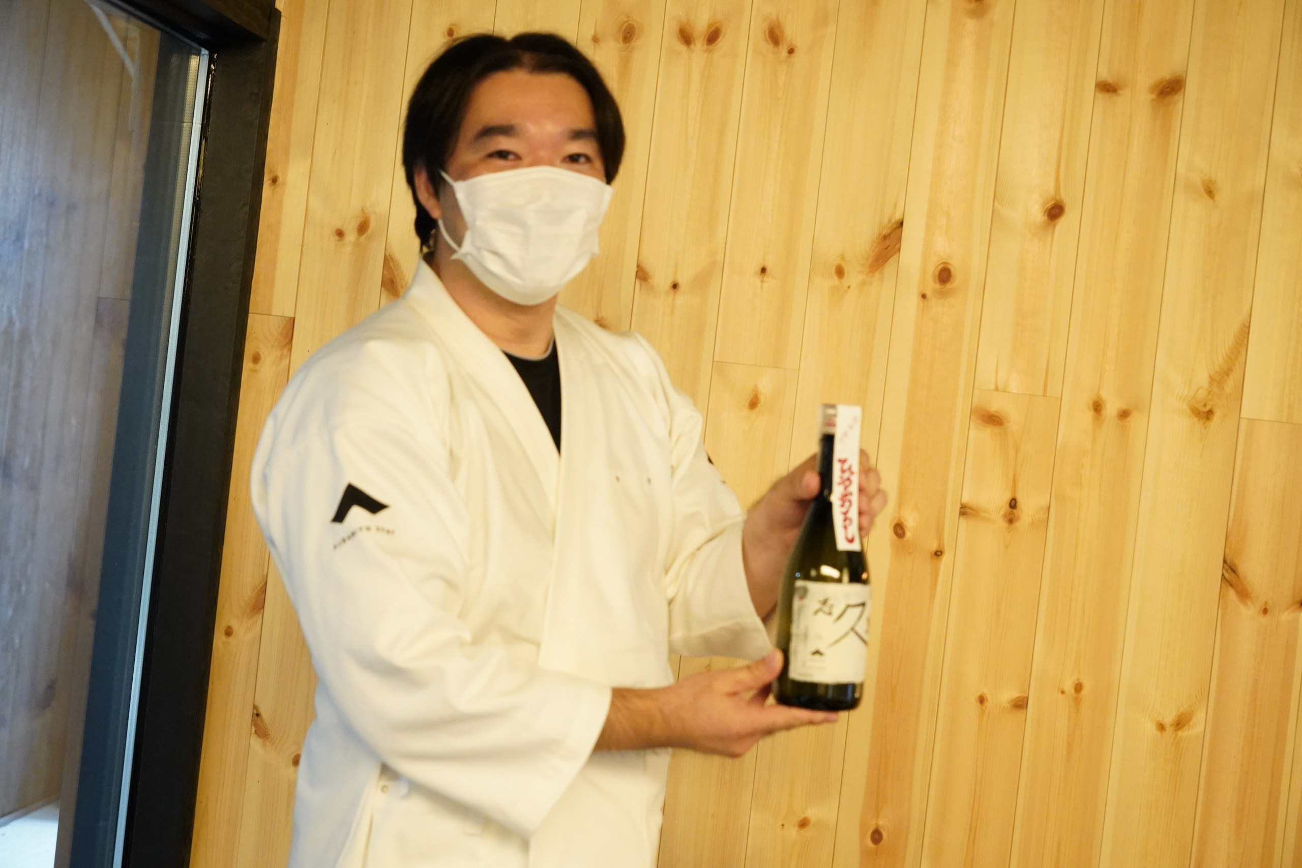 日本酒の瓶を持つ私