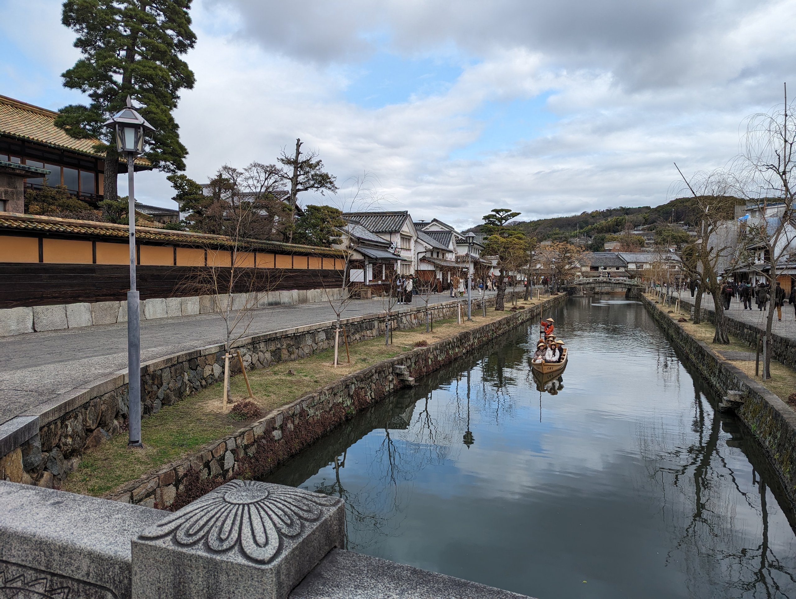 柳と白壁の蔵が並ぶ、倉敷川沿いの町並み