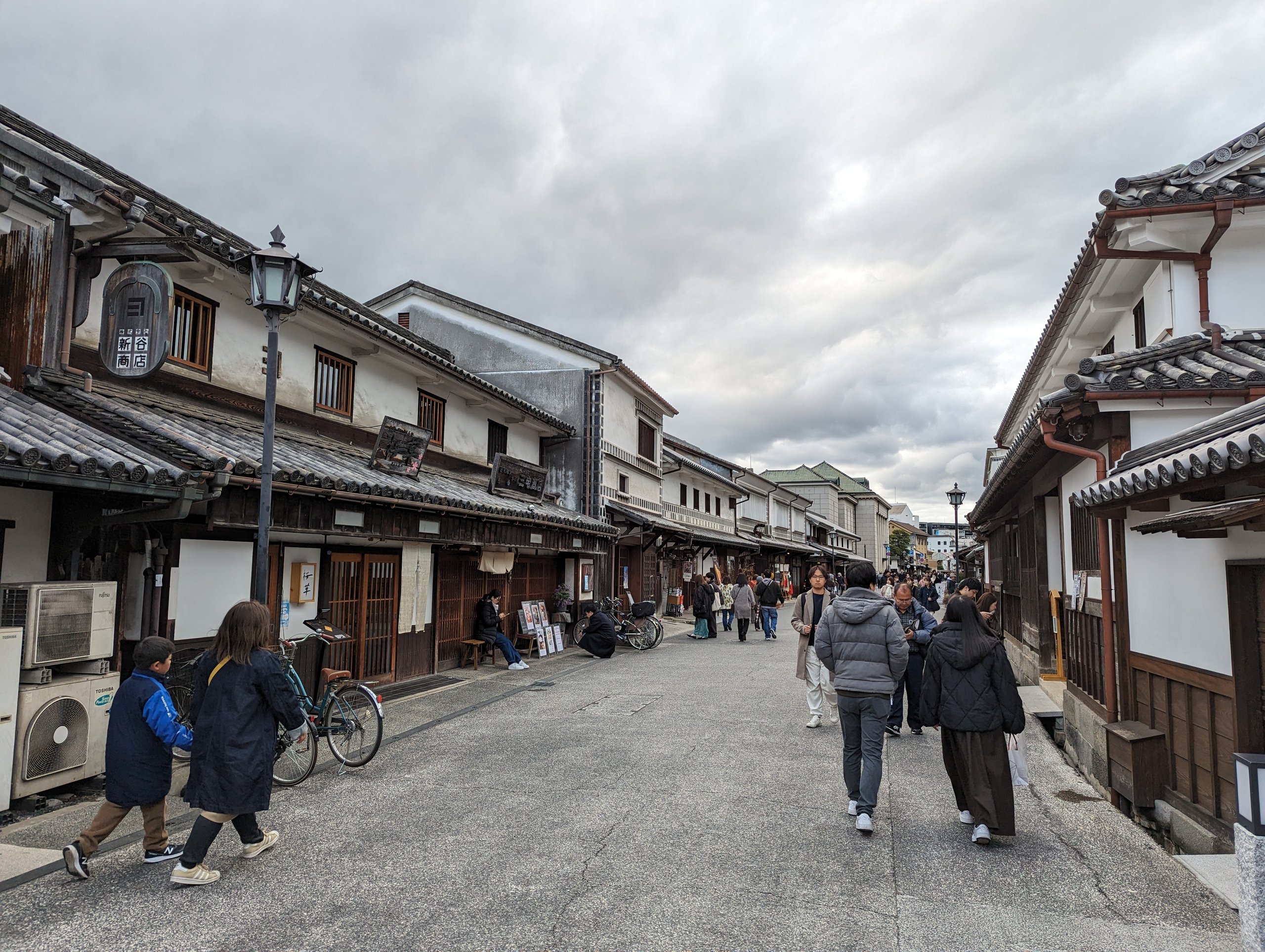 白壁の町家が続く、本町の通り