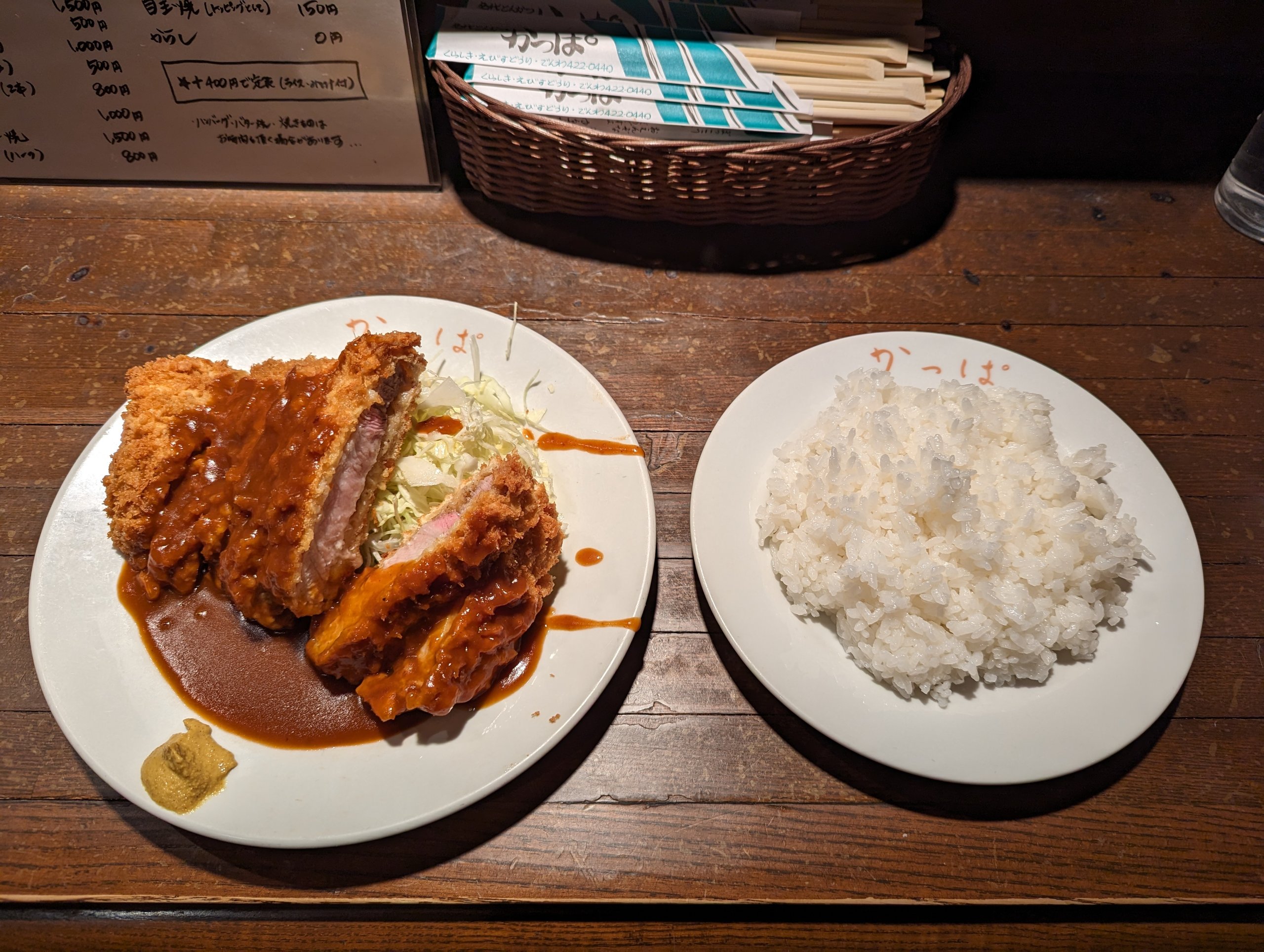 大きなとんかつとご飯の皿