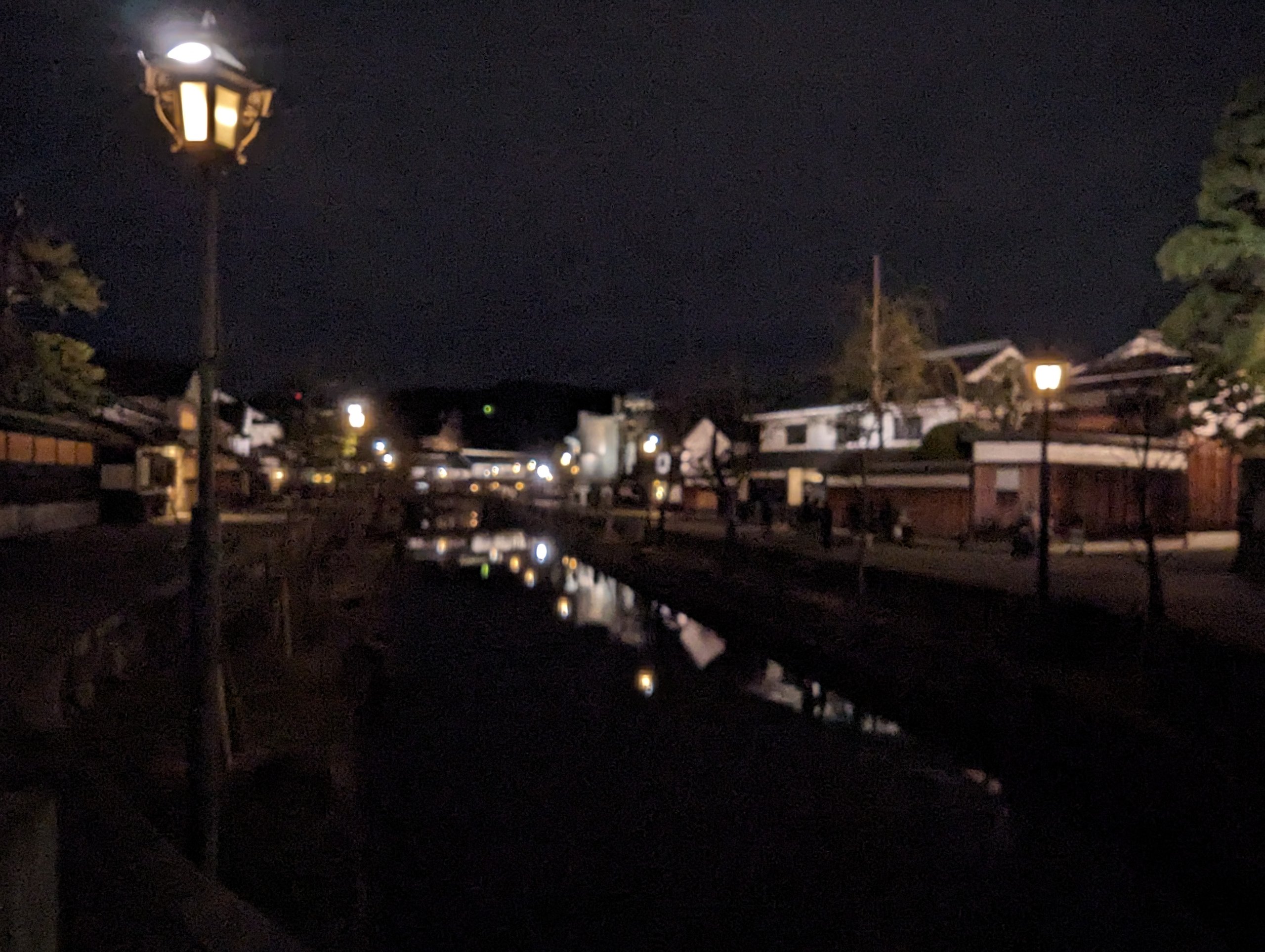 街灯が川面に映る、夜の倉敷川