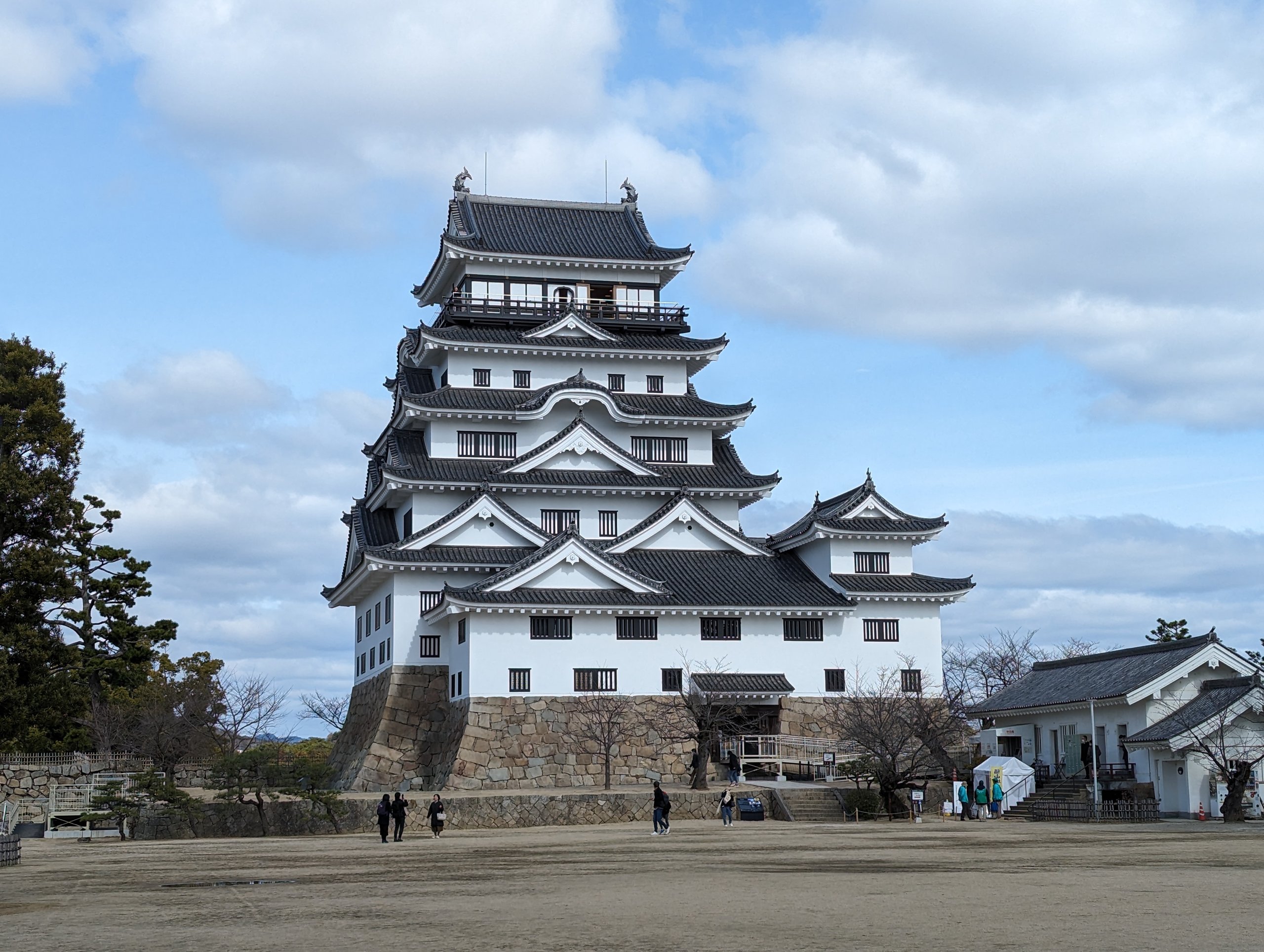 青空の下に建つ、福山城の天守