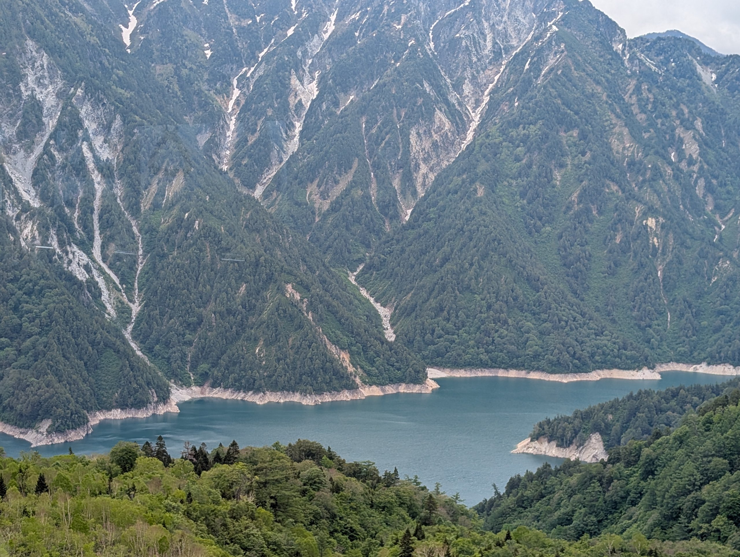 ロープウェイから見下ろした、山に囲まれた黒部湖