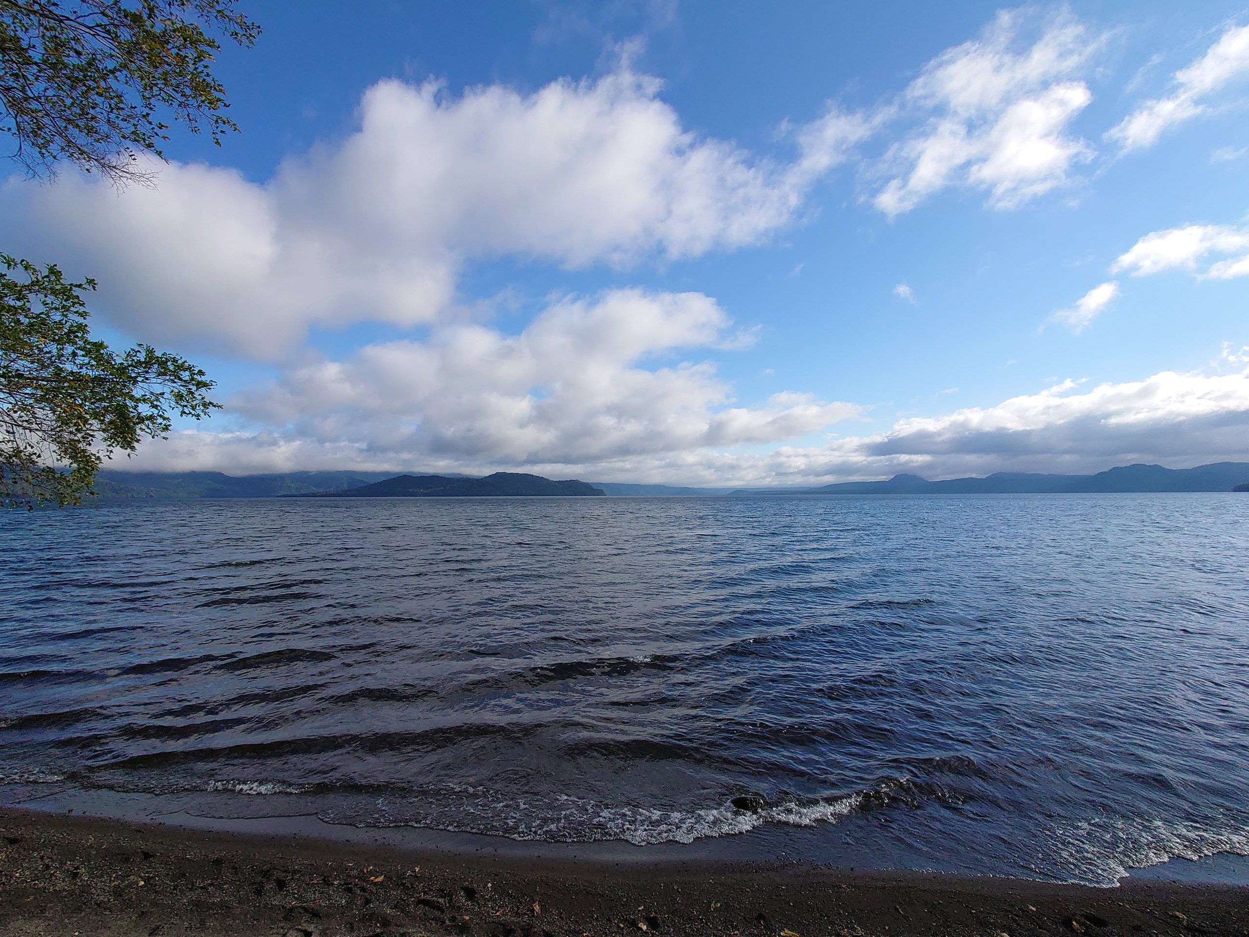 屈斜路湖の湖畔と雲
