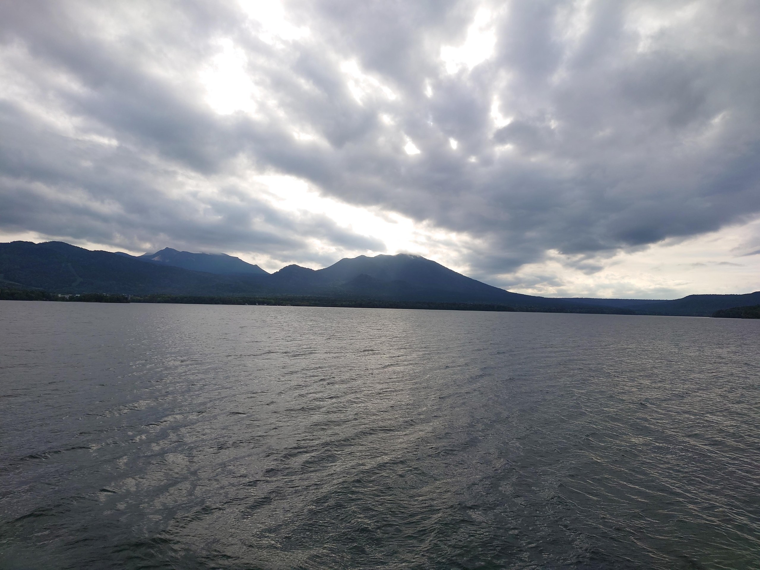 雲の下の阿寒湖