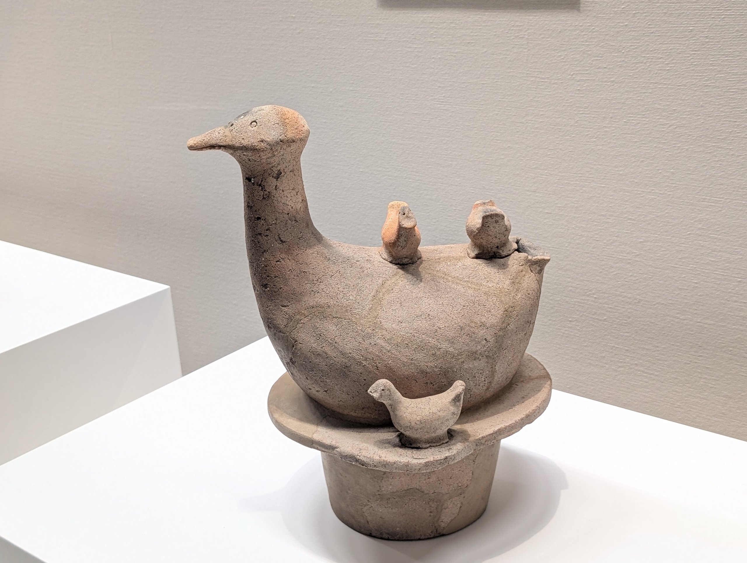 背中に小さな鳥をのせた、水鳥の形のはにわ