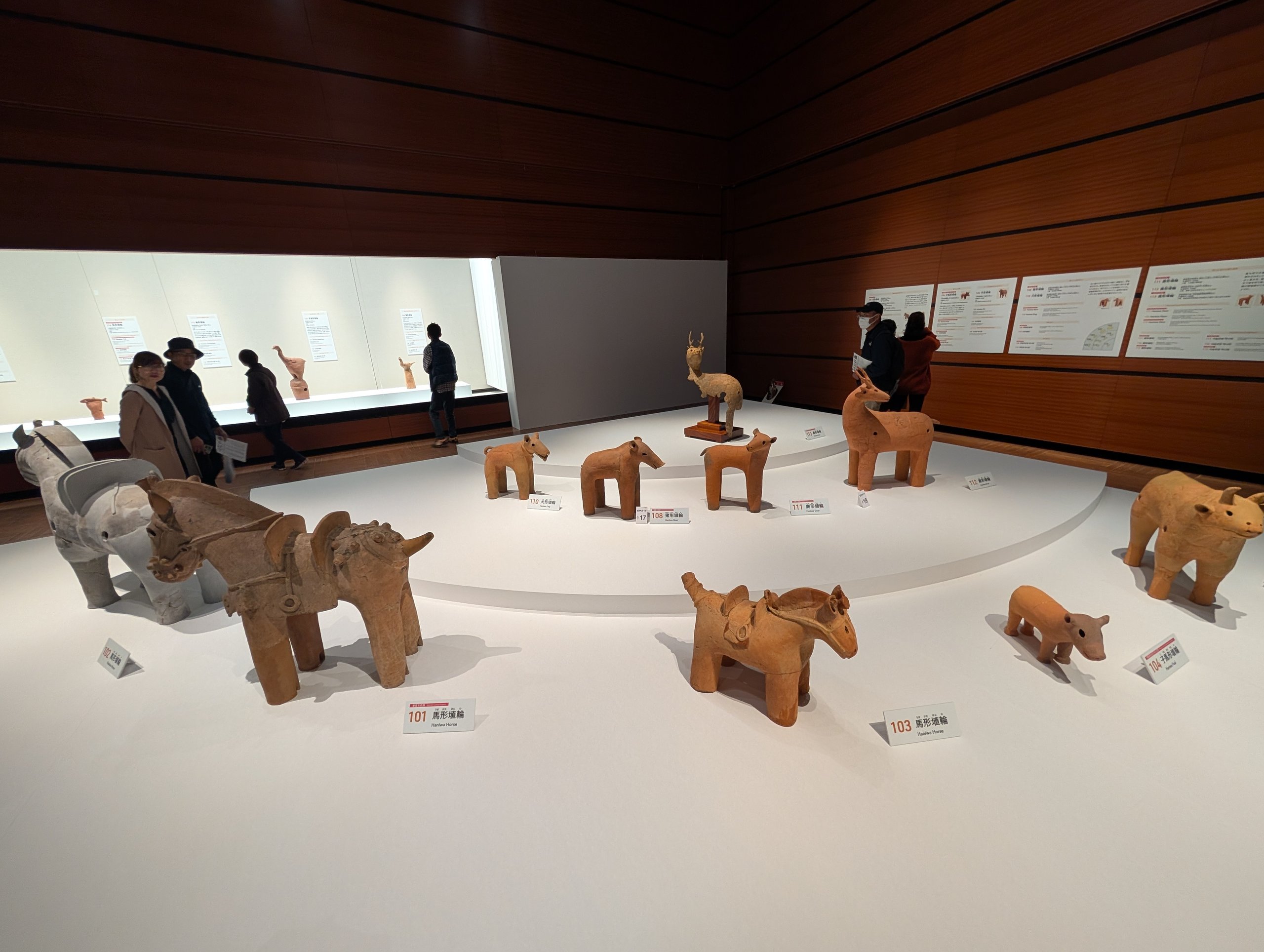 白い床の上にずらりと並ぶ、馬や動物のはにわ