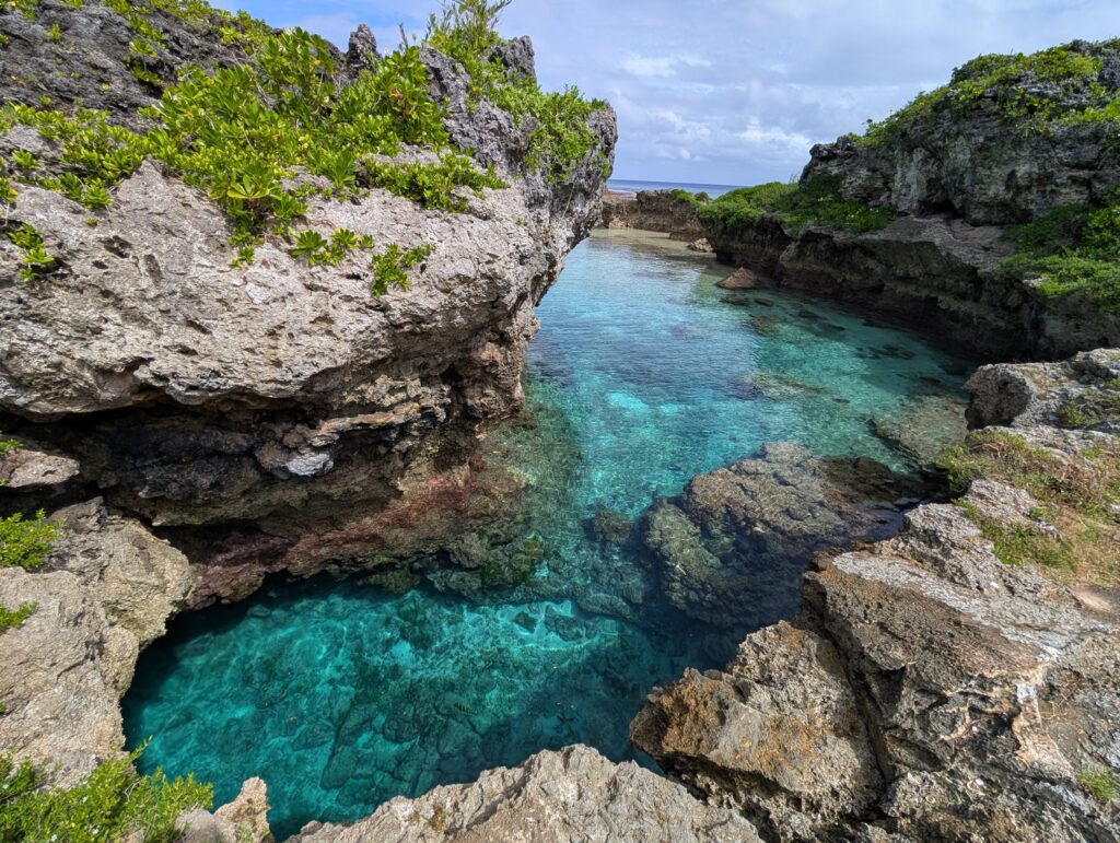 岩に囲まれた、水色に透き通ったリム・プール