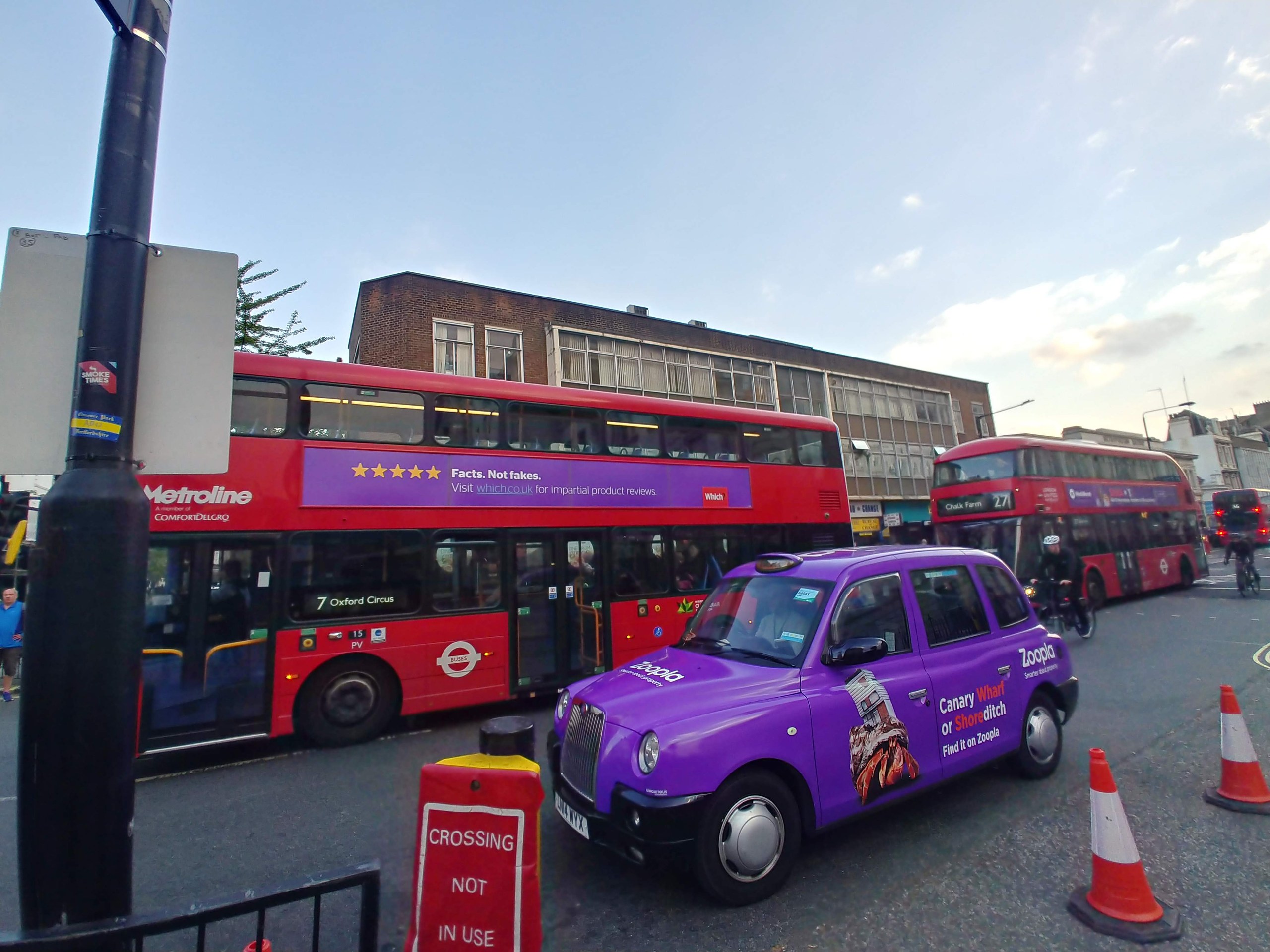 ロンドンの赤い2階建てバスとタクシー