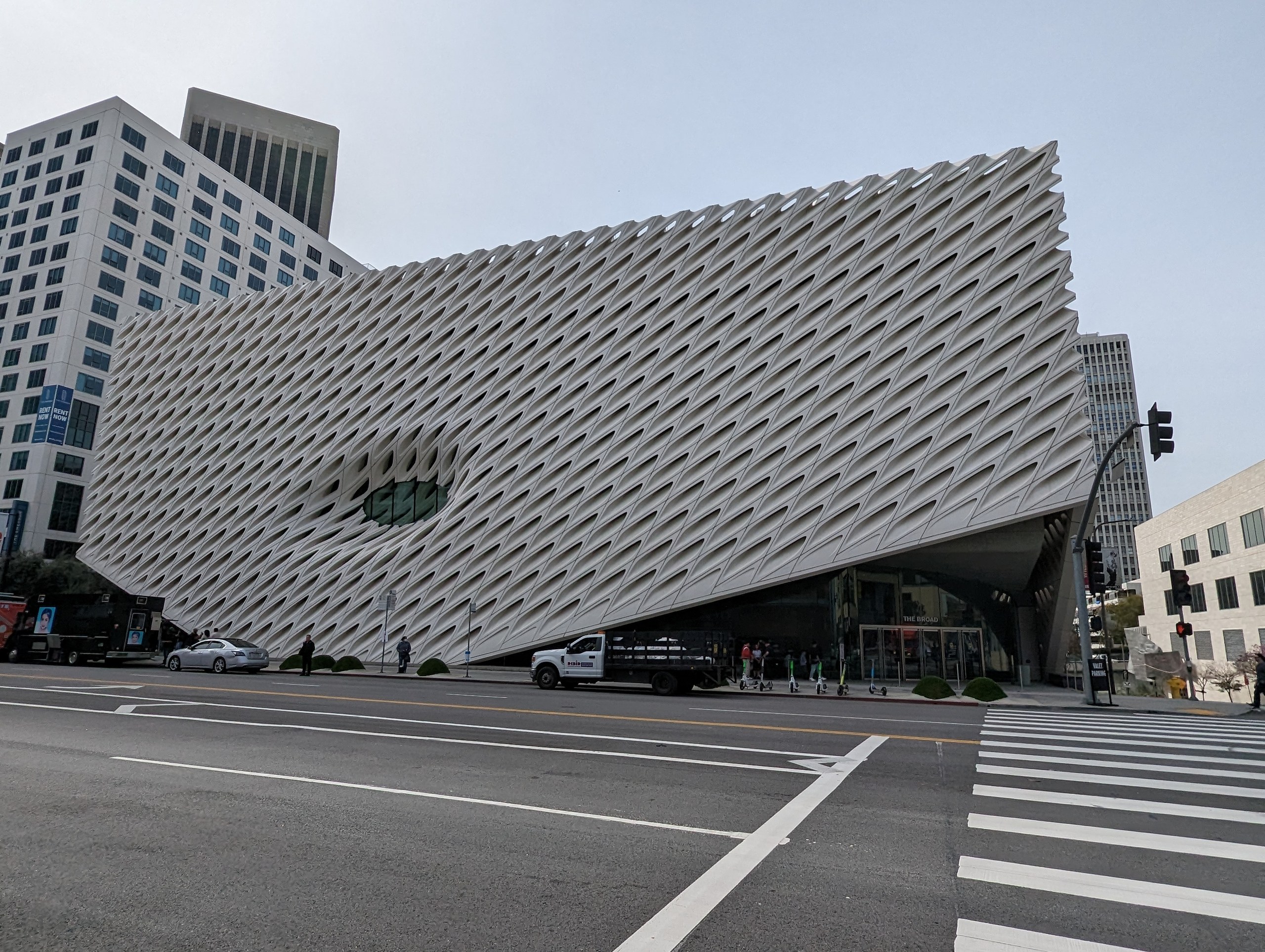白い網目のような外壁が特徴的な、ザ・ブロードの建物