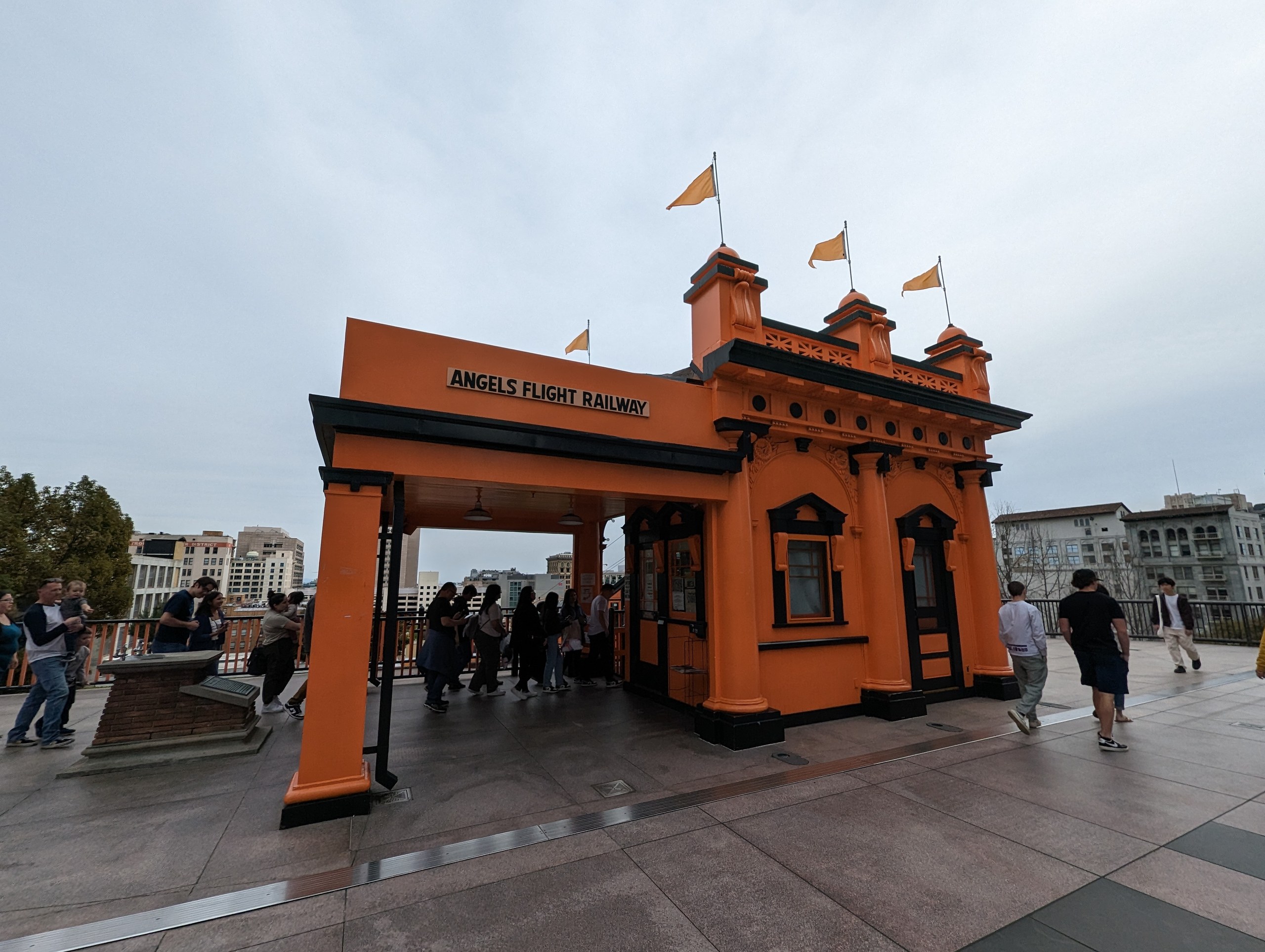 オレンジ色の門の「ANGELS FLIGHT」の乗り場