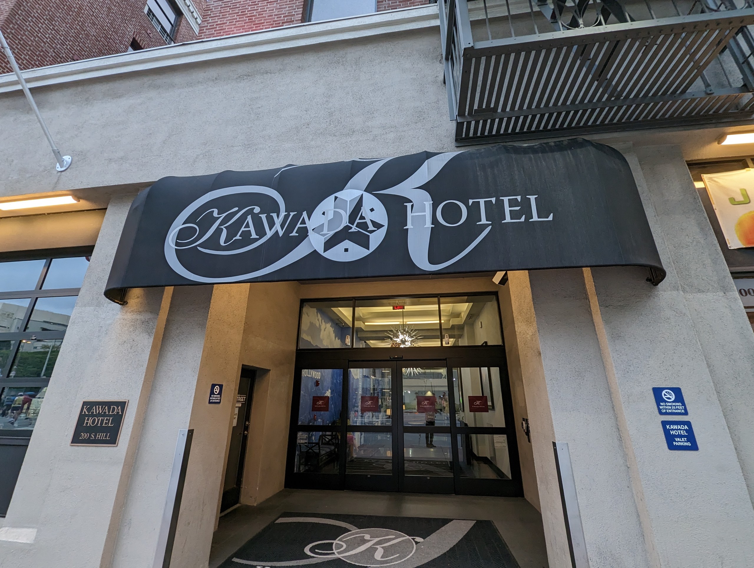 「KAWADA HOTEL」のロゴが入ったホテルの入口