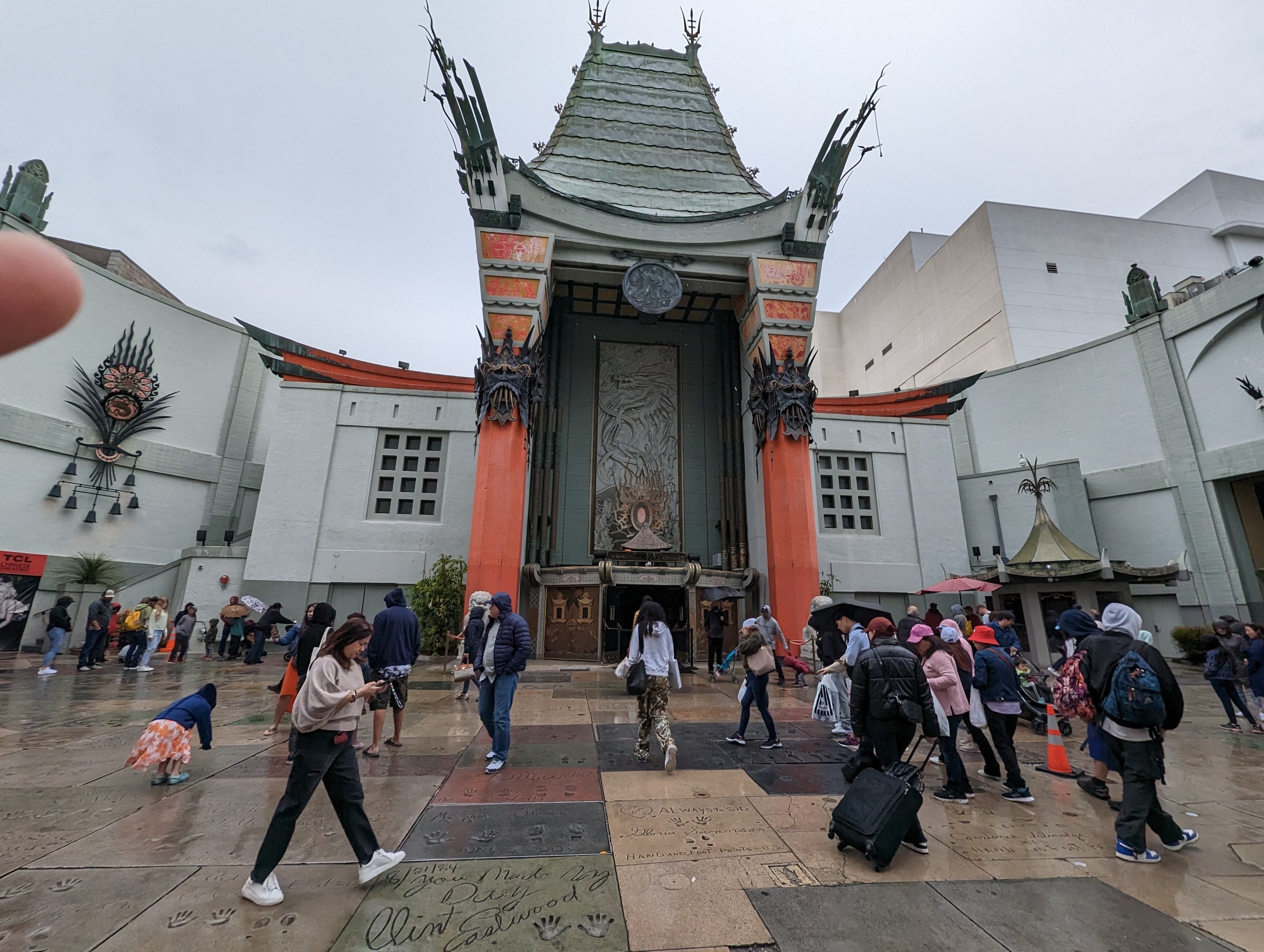 中国の寺院のような外観の、チャイニーズ・シアター