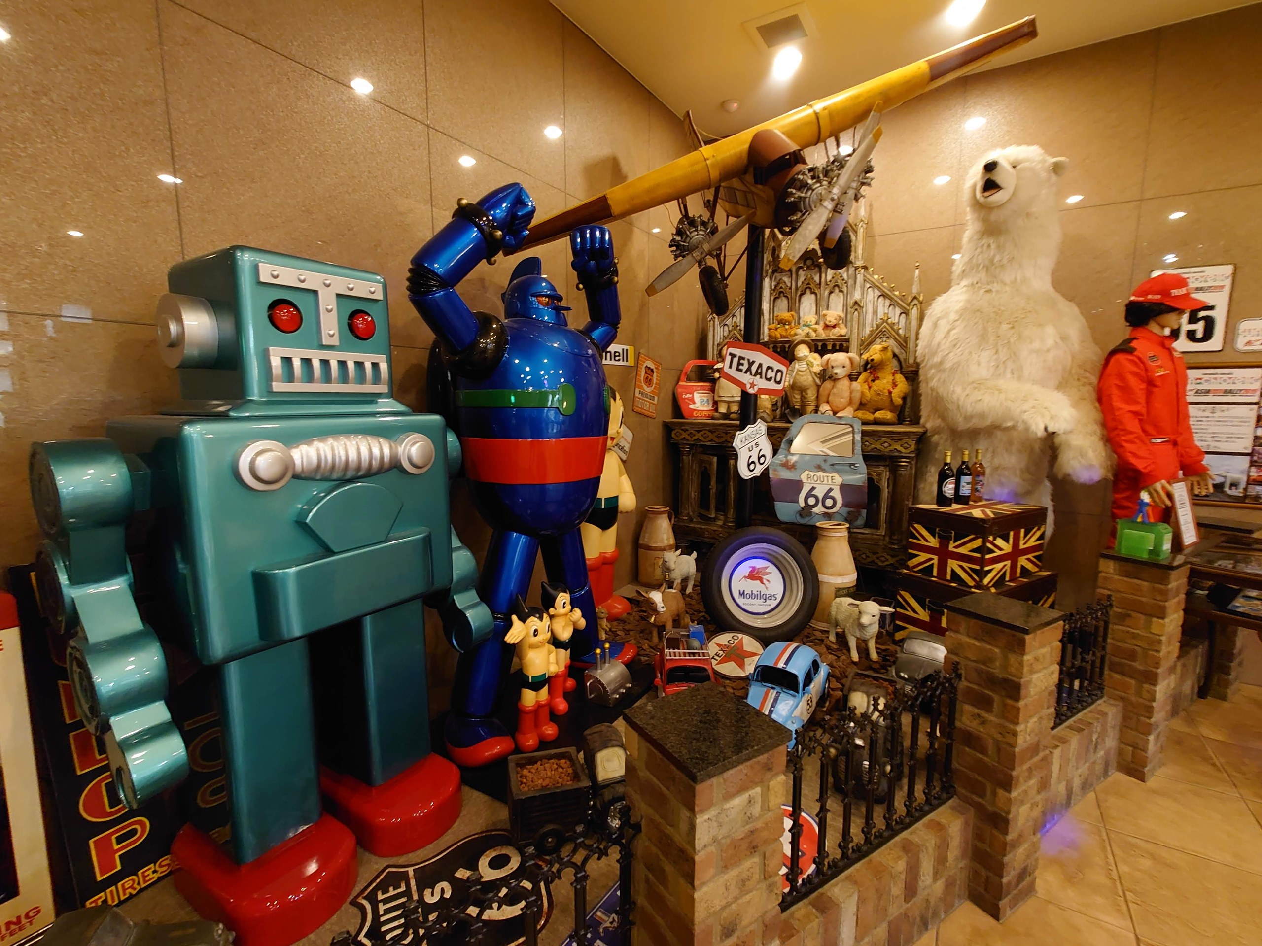 大きなロボットや人形、シロクマが並ぶ展示