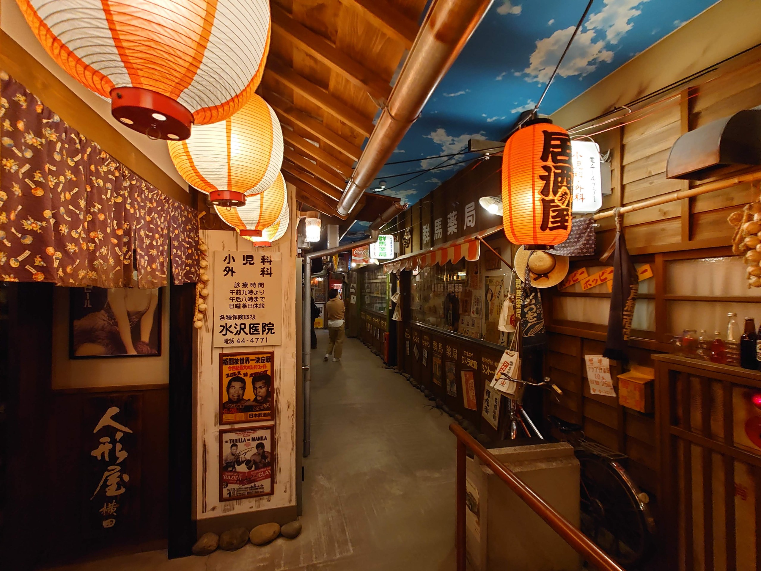 提灯が下がった昭和の路地を再現した展示