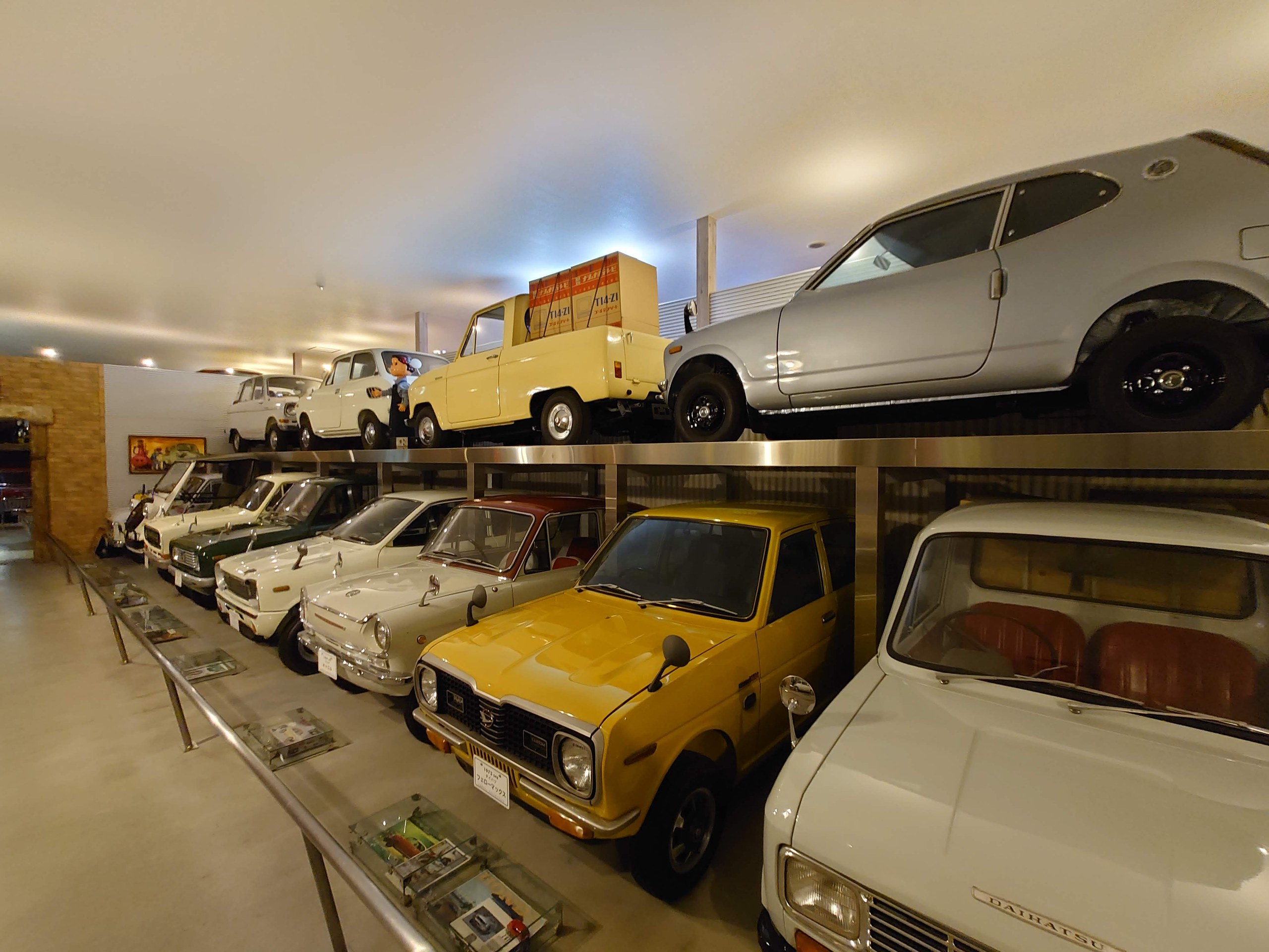 ずらりと並ぶ昭和の国産車