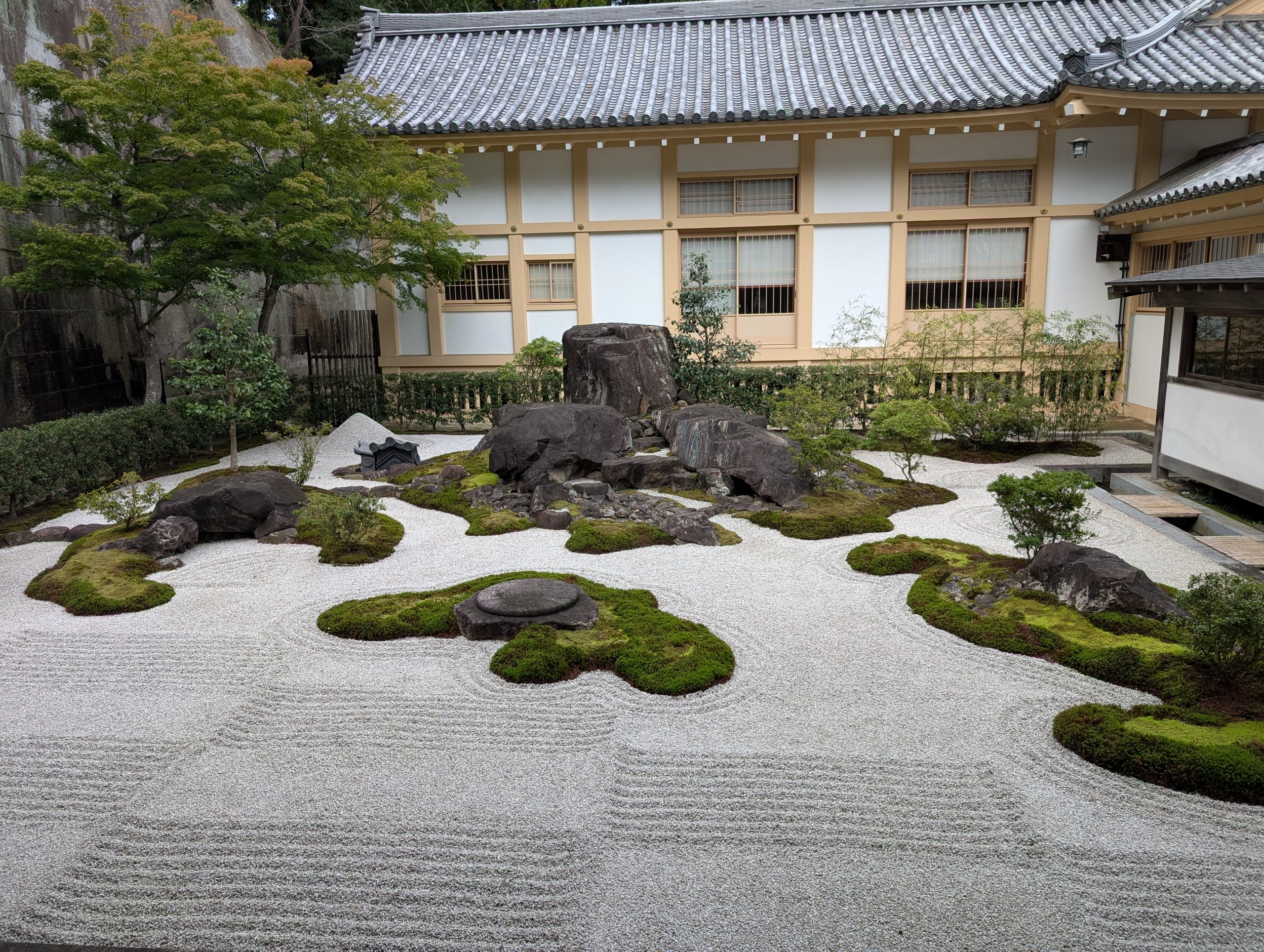 白い砂と苔の、瑞巌寺の庭