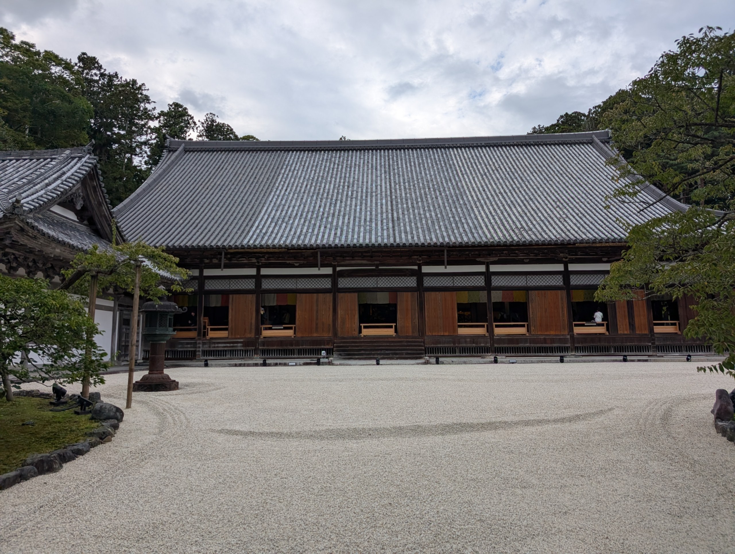 白い砂の庭の奥に建つ、瑞巌寺の本堂