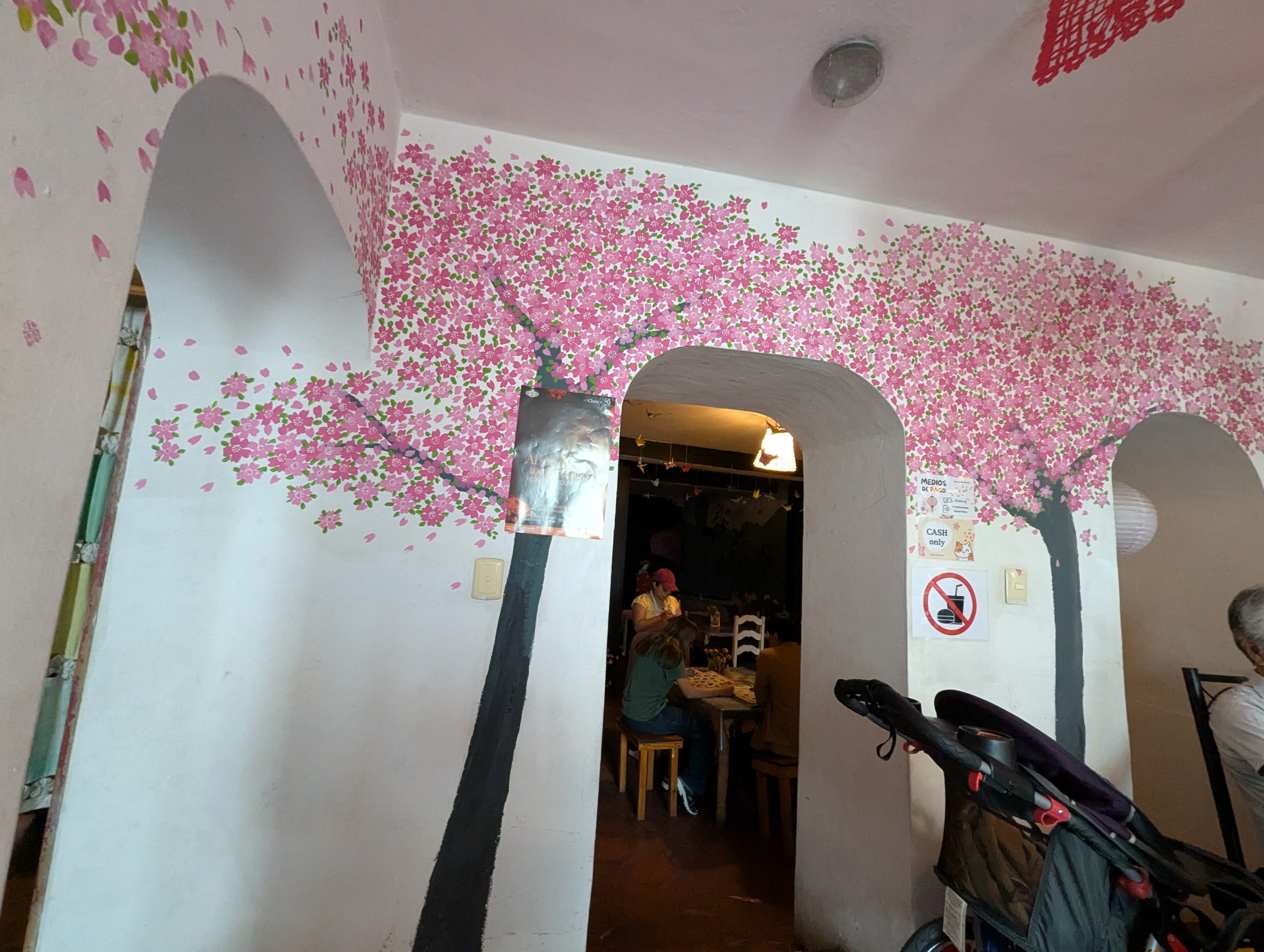 さくら食堂の店内。白い壁一面に描かれたピンクの桜の木
