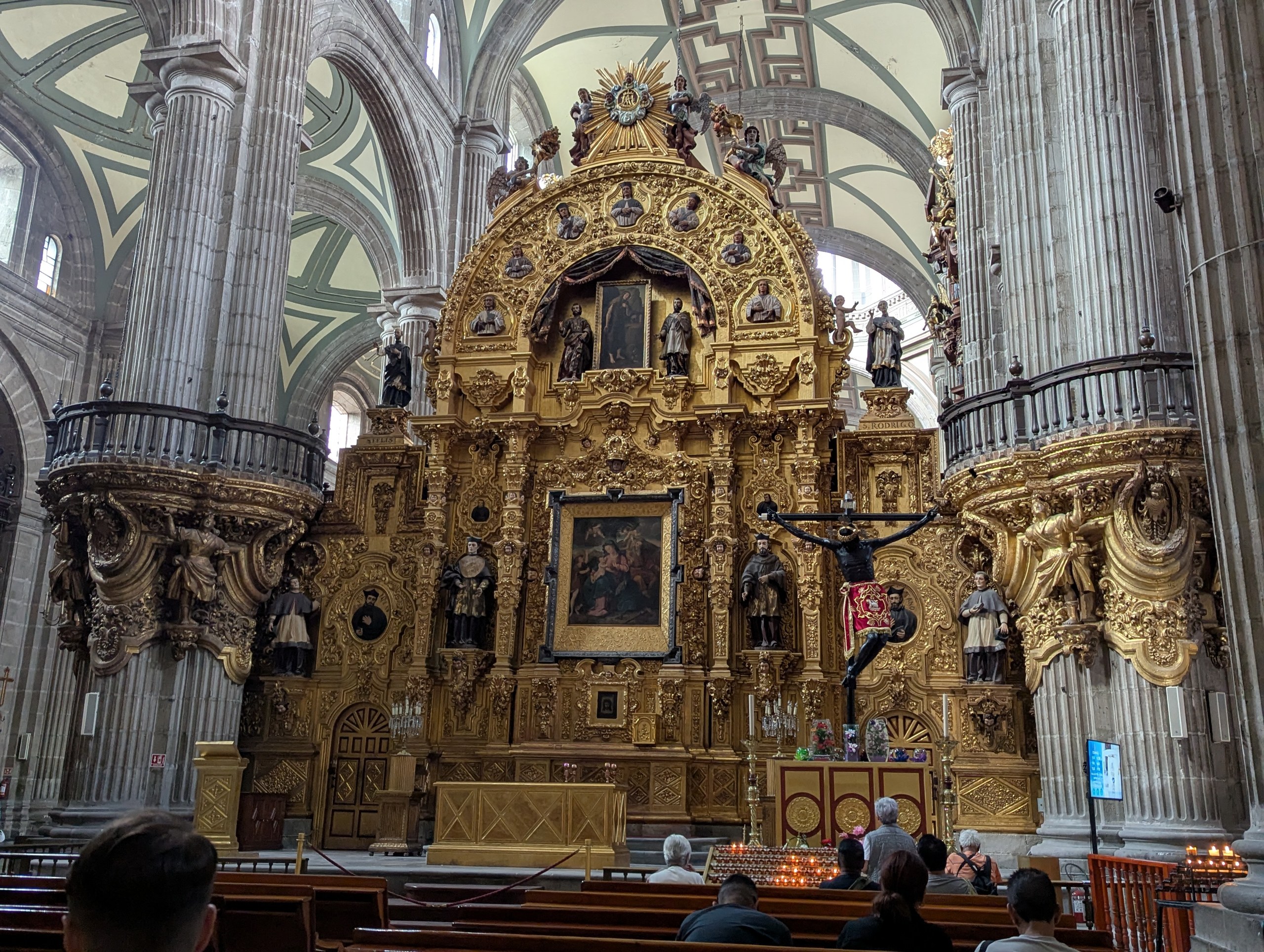 メトロポリタン大聖堂の中の、金色の彫刻で埋まった祭壇