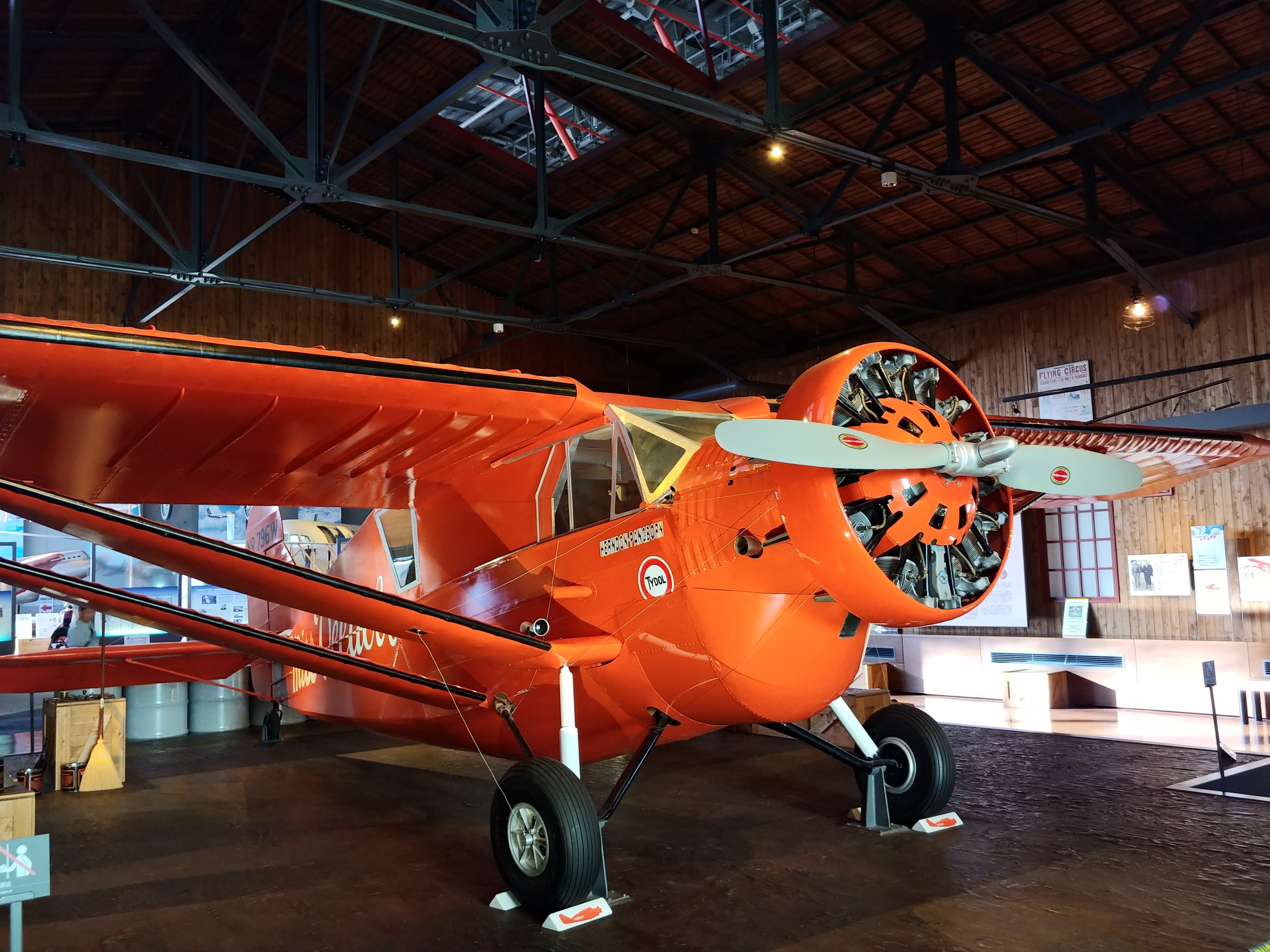 館内に展示されたオレンジ色の「ミス・ビードル号」の復元機