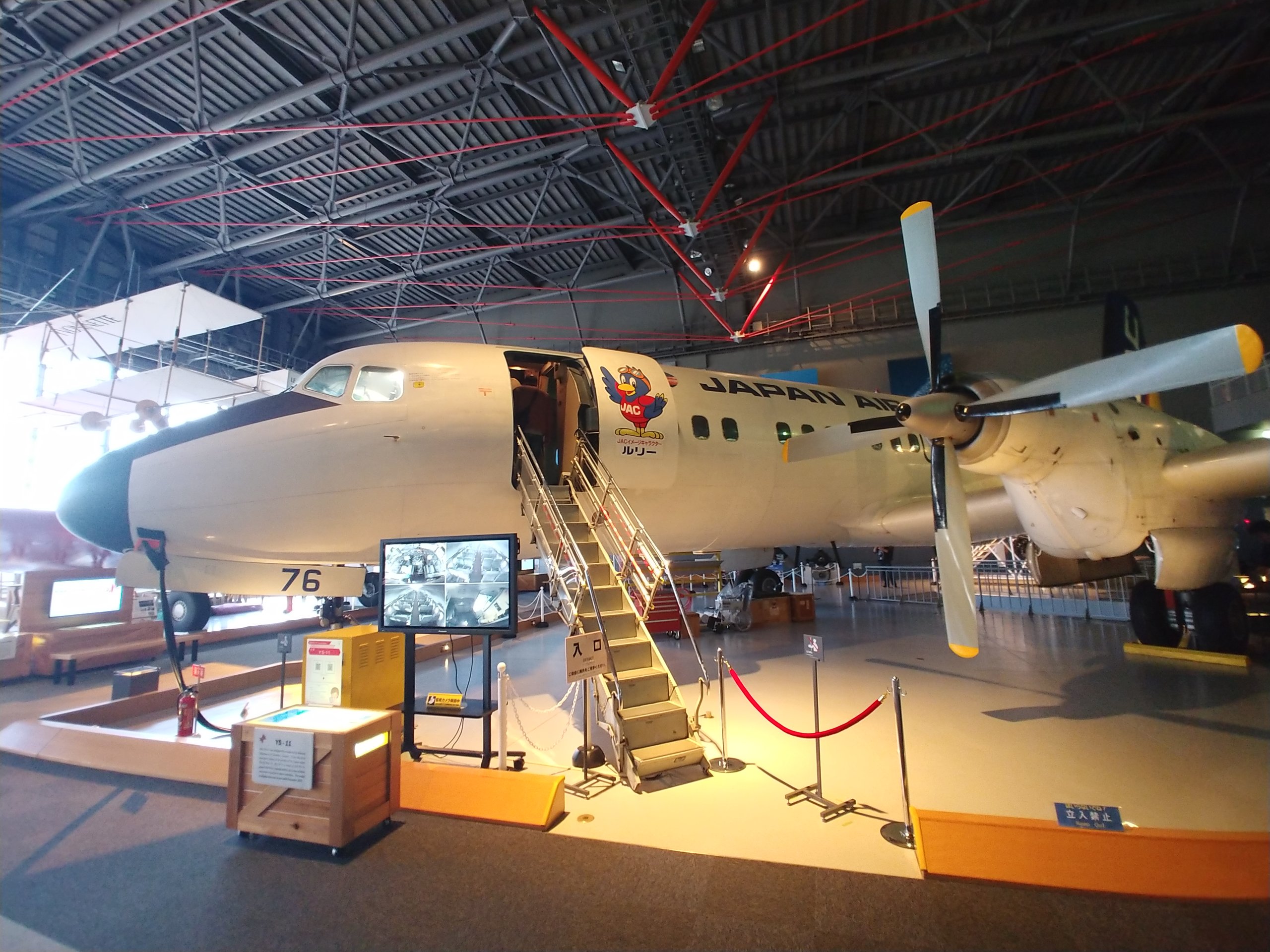 タラップが付いた旅客機YS-11の展示