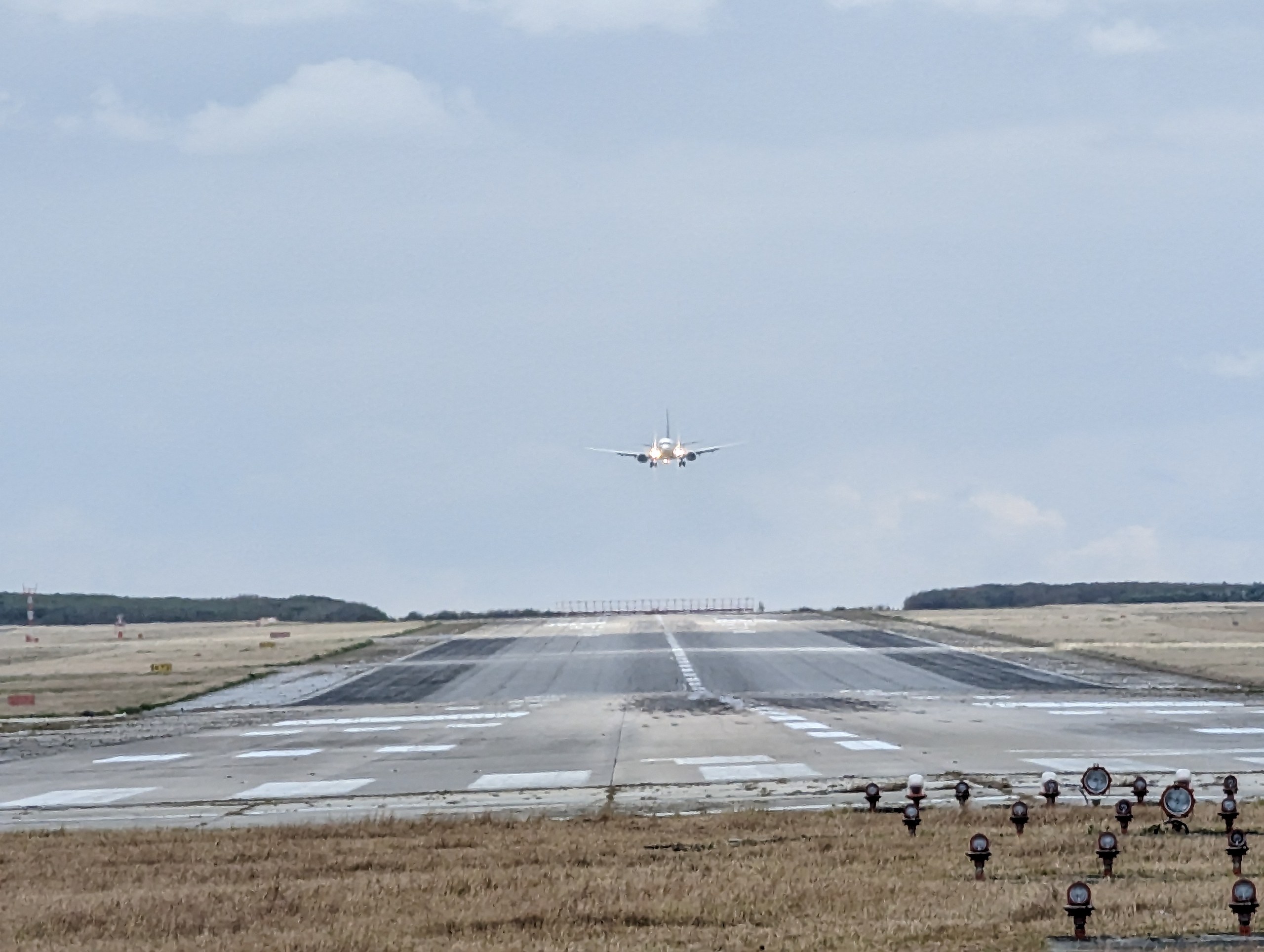 滑走路の先から近づいてくる旅客機