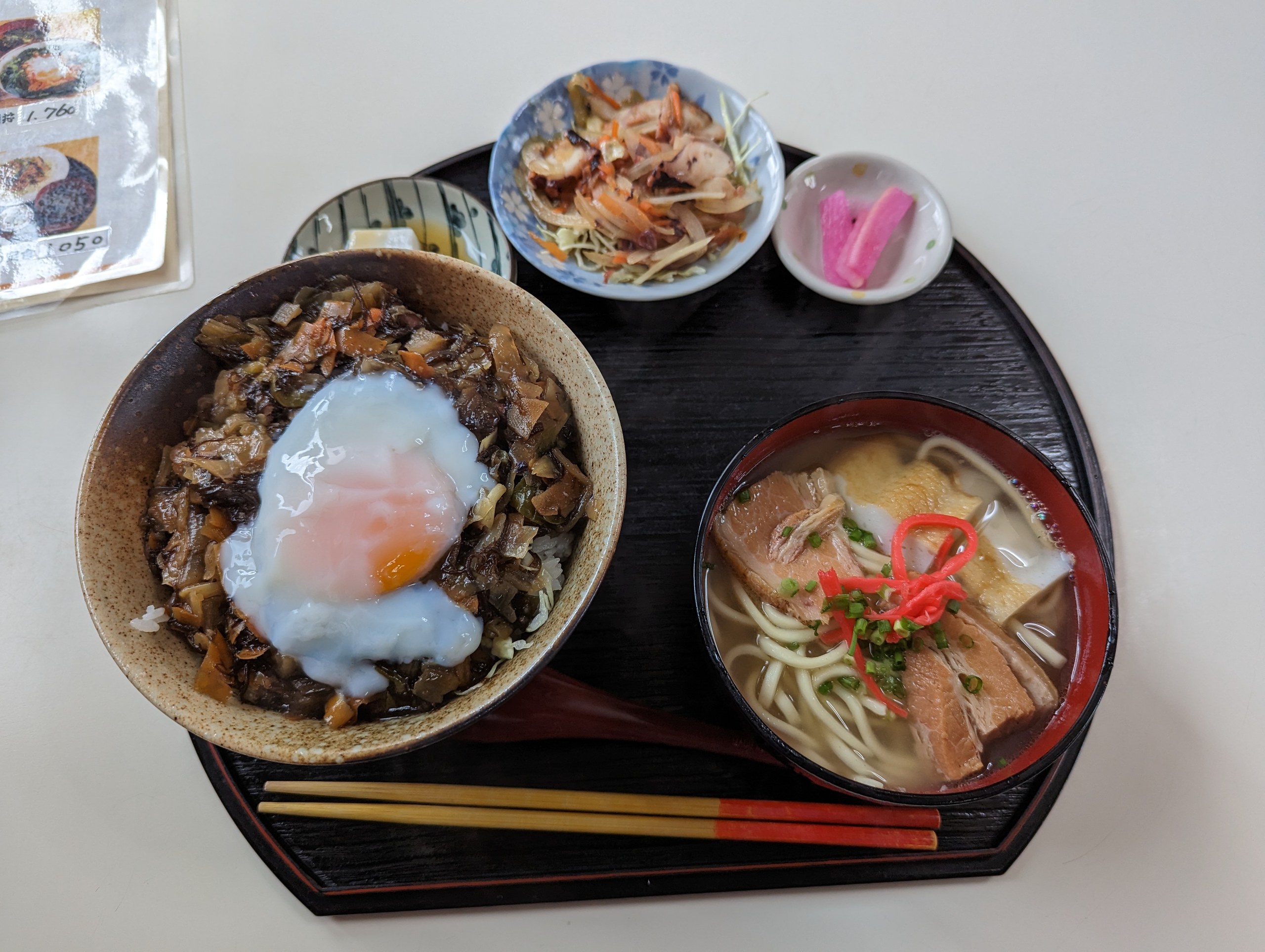 タコの丼に温泉卵がのった、すむばり食堂の定食と沖縄そば