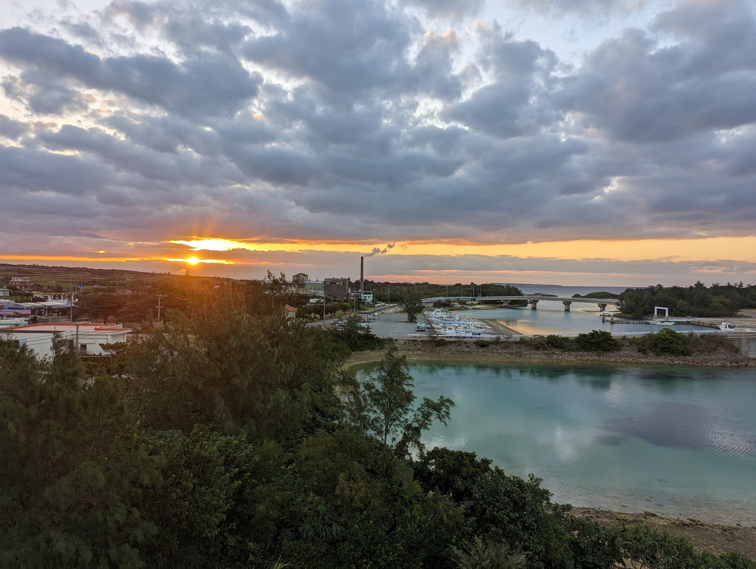 朝焼けの空と、入り江の向こうの島
