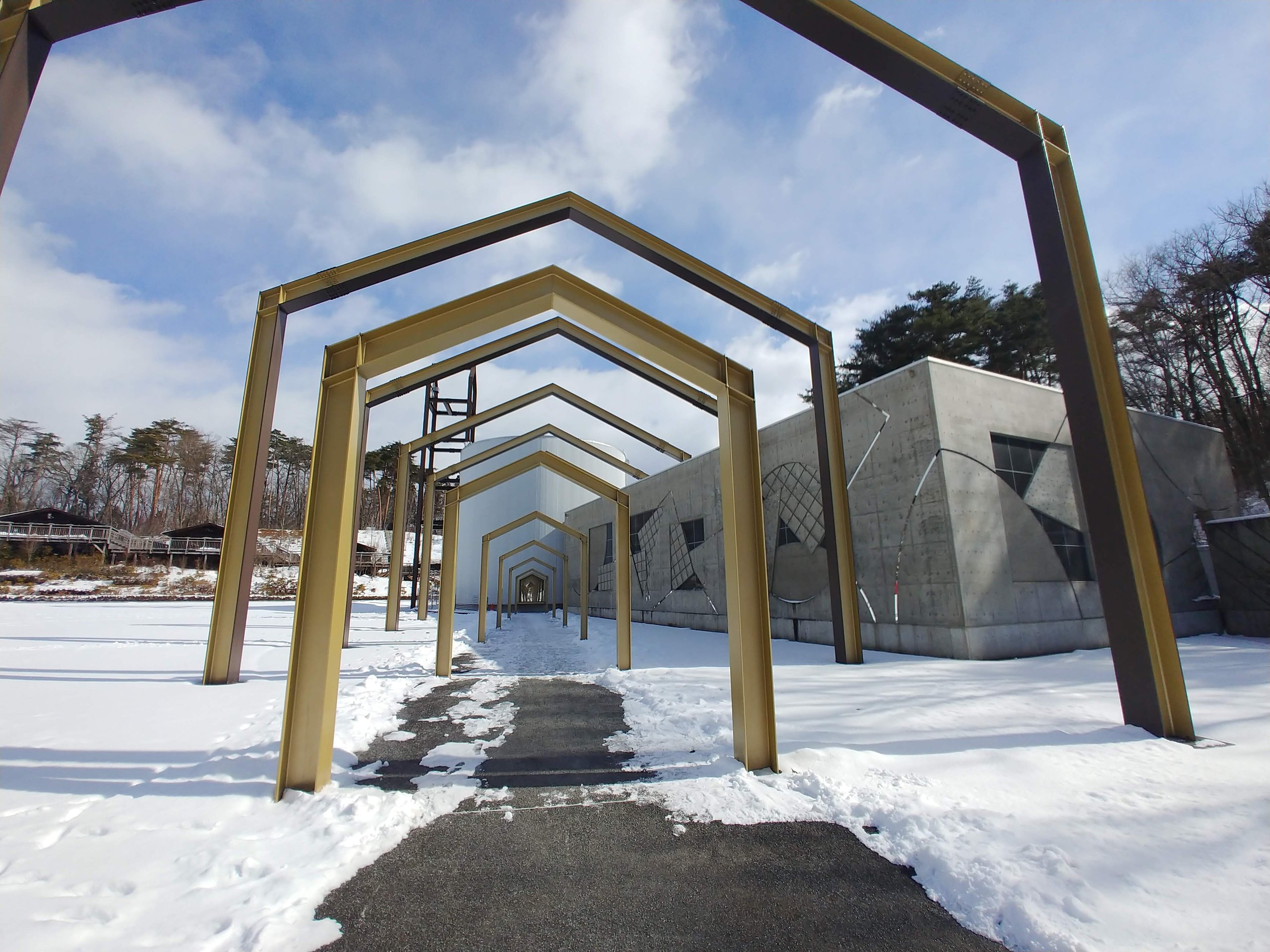 雪の童話村のアーチ