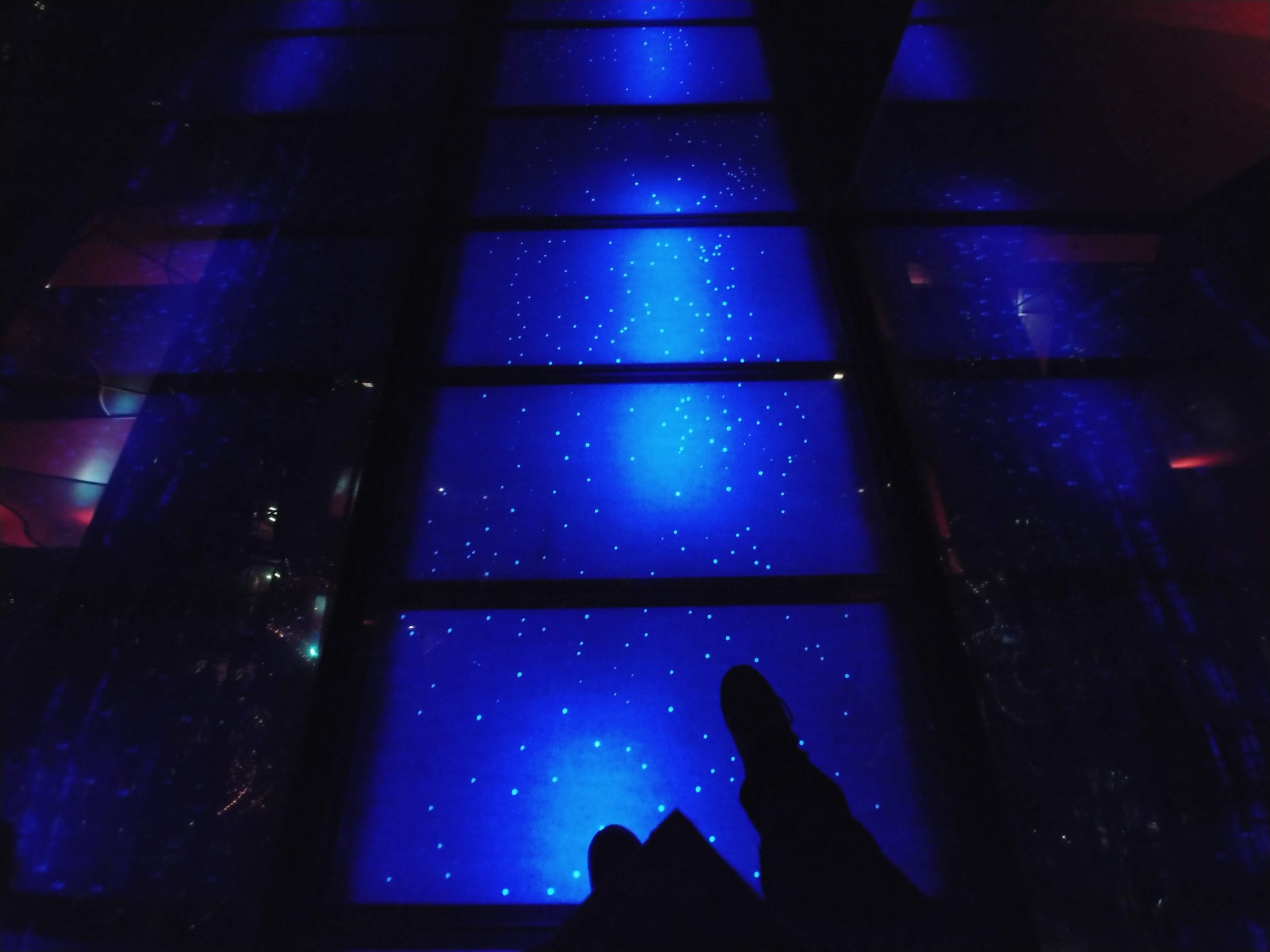 足もとに広がる星空の床