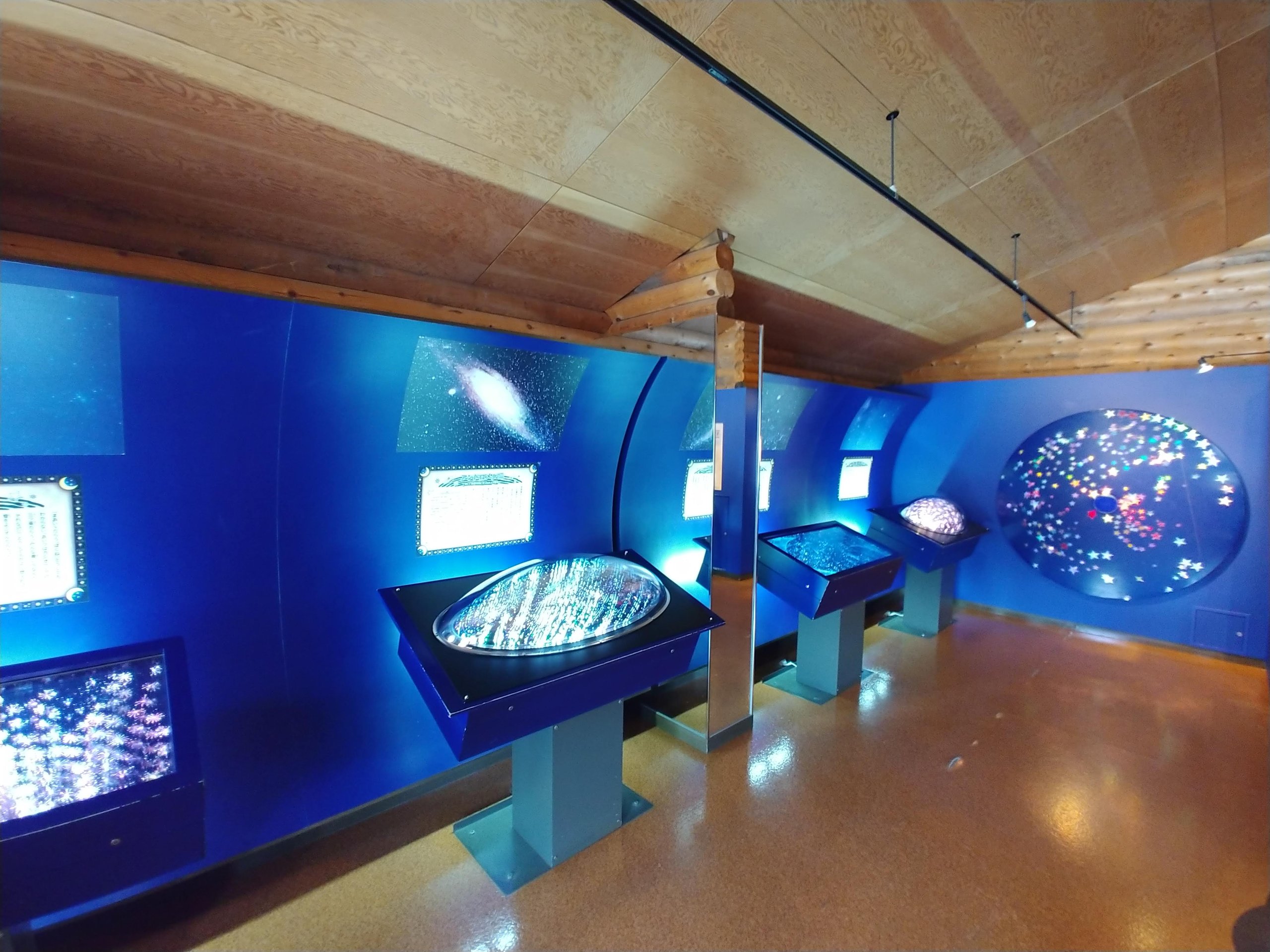 宇宙をイメージした展示室